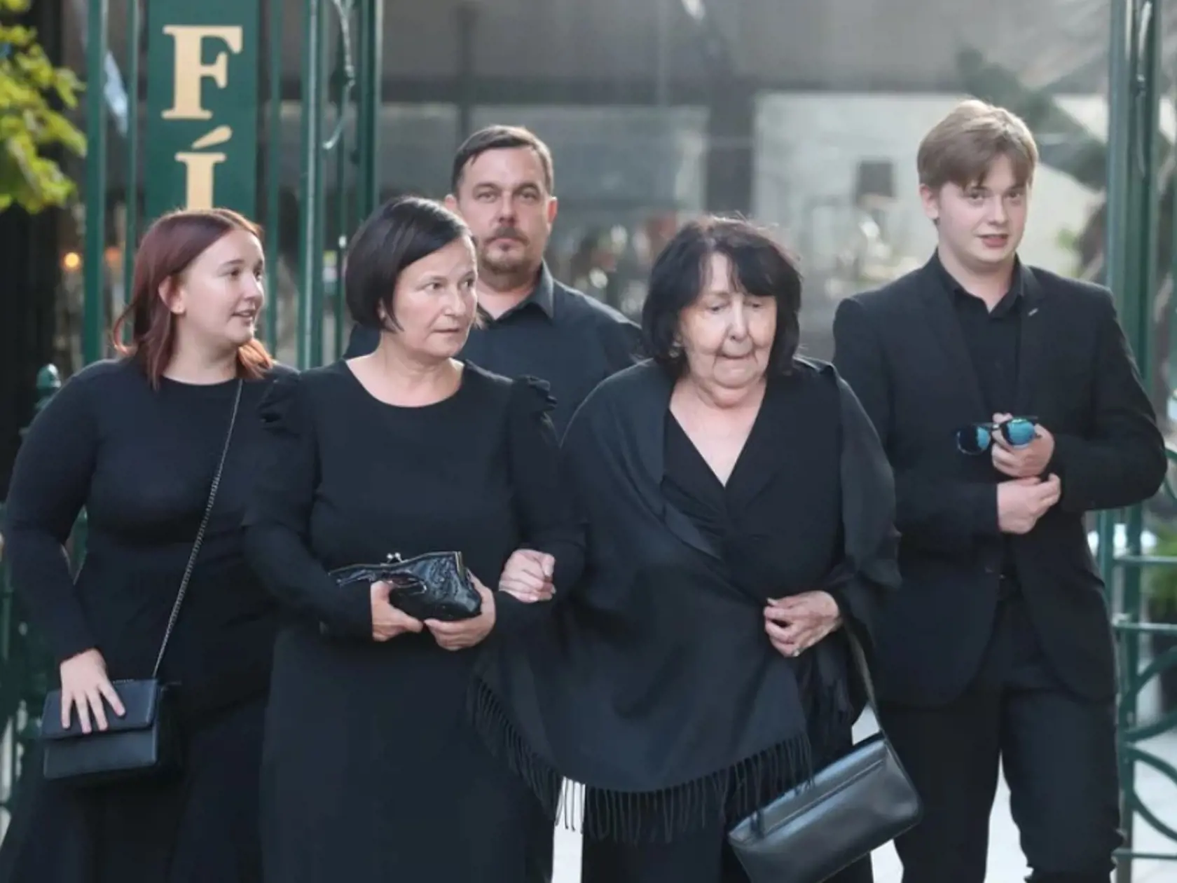 Hankina sestra Evelyn (vpravo) s rodinou. Pri vstupe do kostola mali problém ju nájsť na zozname, musela chvíľu čakať. Na Žofíne bola obklopená rodinou, ale prehodila pár  slov aj so smútiacimi, napríklad s Ivanou Gottovou.
