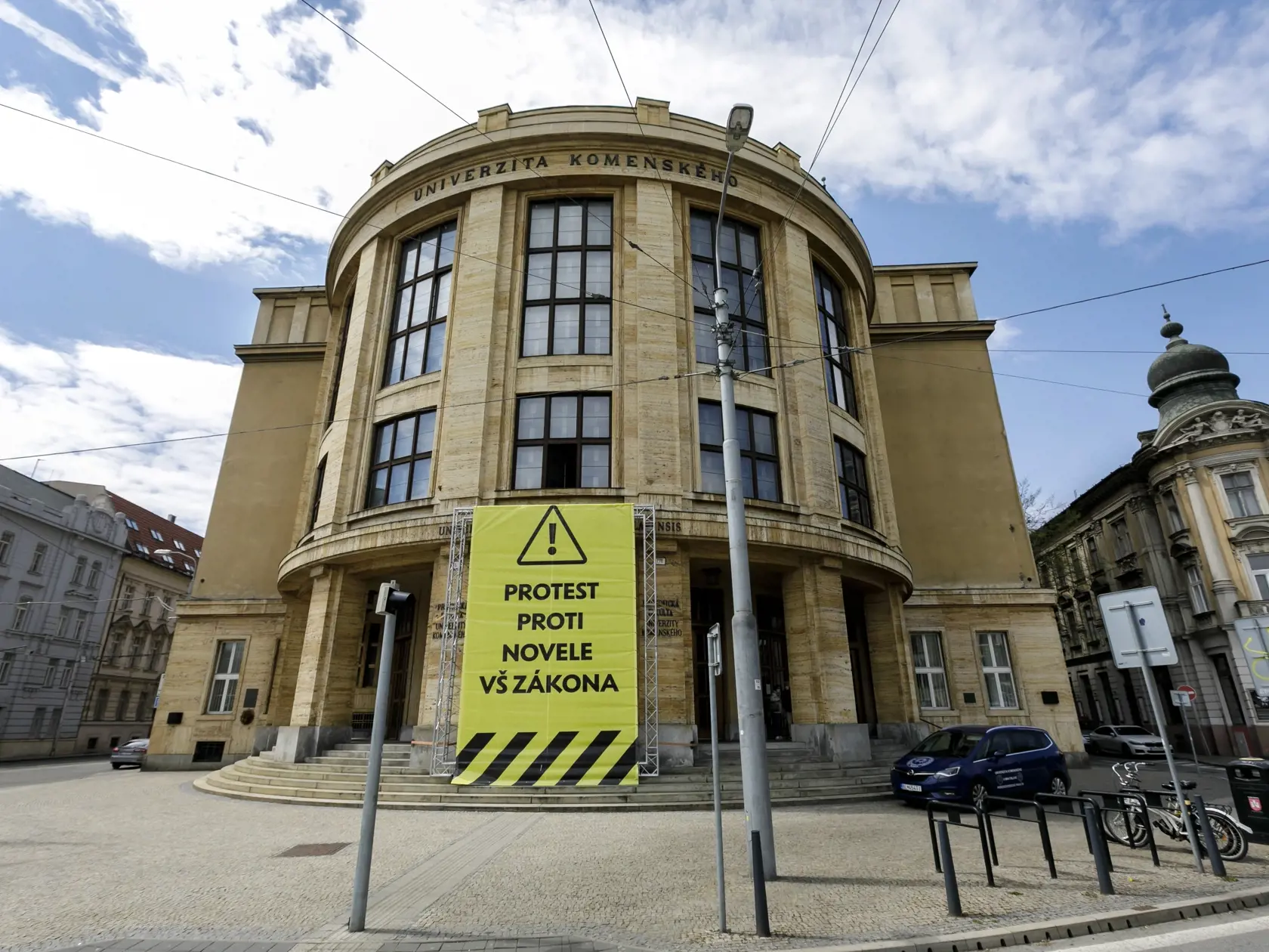 Univerzita Komenského (UK) v Bratislava pokračuje v proteste proti návrhu novely zákona o vysokých školách a trvá na zachovaní akademických práv a slobôd. Na snímke transparent na hlavnej budove UK v Bratislave 28. apríla 2021. FOTO TASR - Dano Veselský