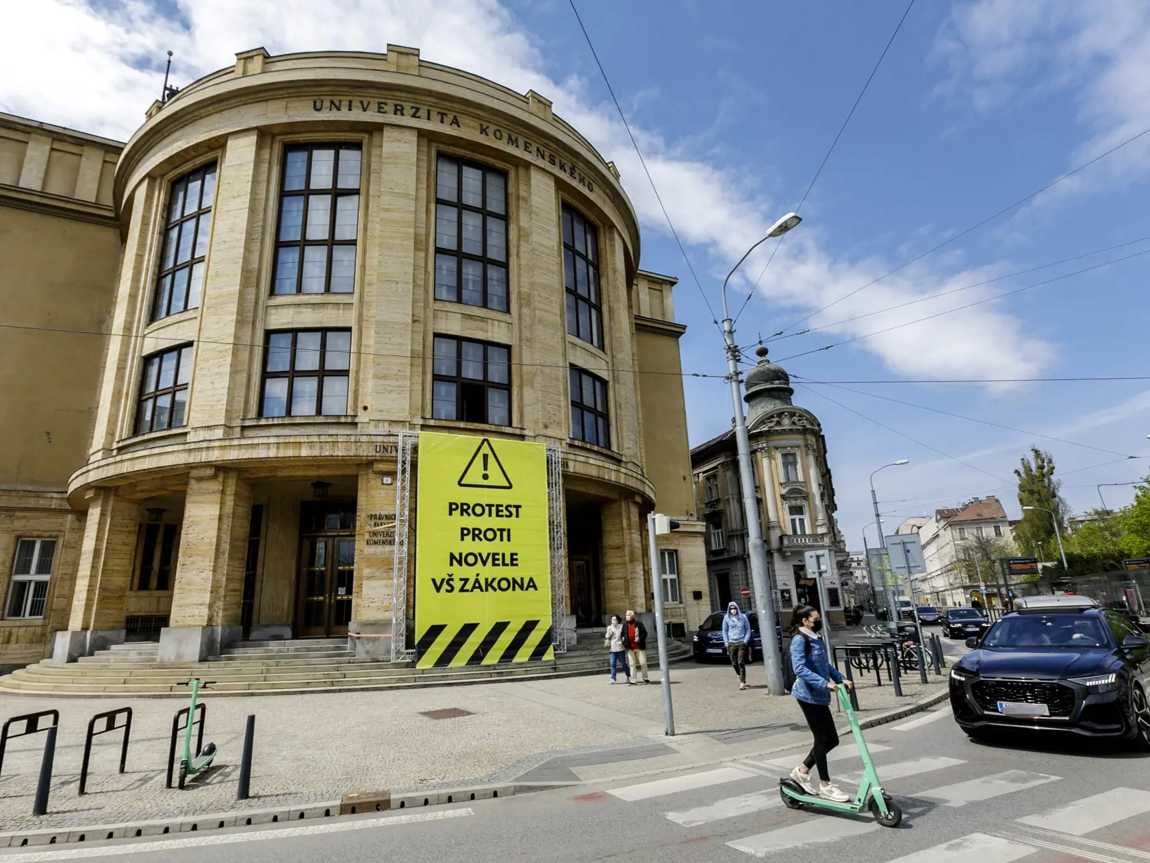 Univerzita Komenského (UK) v Bratislava pokračuje v proteste proti návrhu novely zákona o vysokých školách a trvá na zachovaní akademických práv a slobôd. Na snímke transparent na hlavnej budove UK v Bratislave 28. apríla 2021. FOTO TASR - Dano Veselský