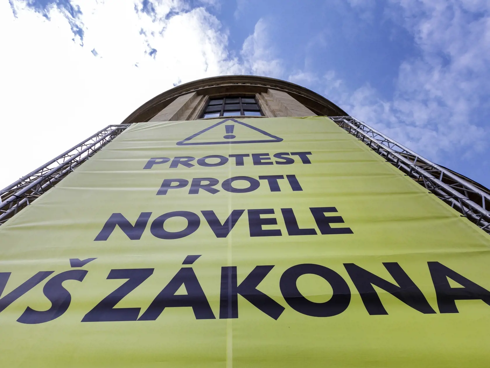 Univerzita Komenského (UK) v Bratislava pokračuje v proteste proti návrhu novely zákona o vysokých školách a trvá na zachovaní akademických práv a slobôd. Na snímke transparent na hlavnej budove UK v Bratislave 28. apríla 2021. FOTO TASR - Dano Veselský