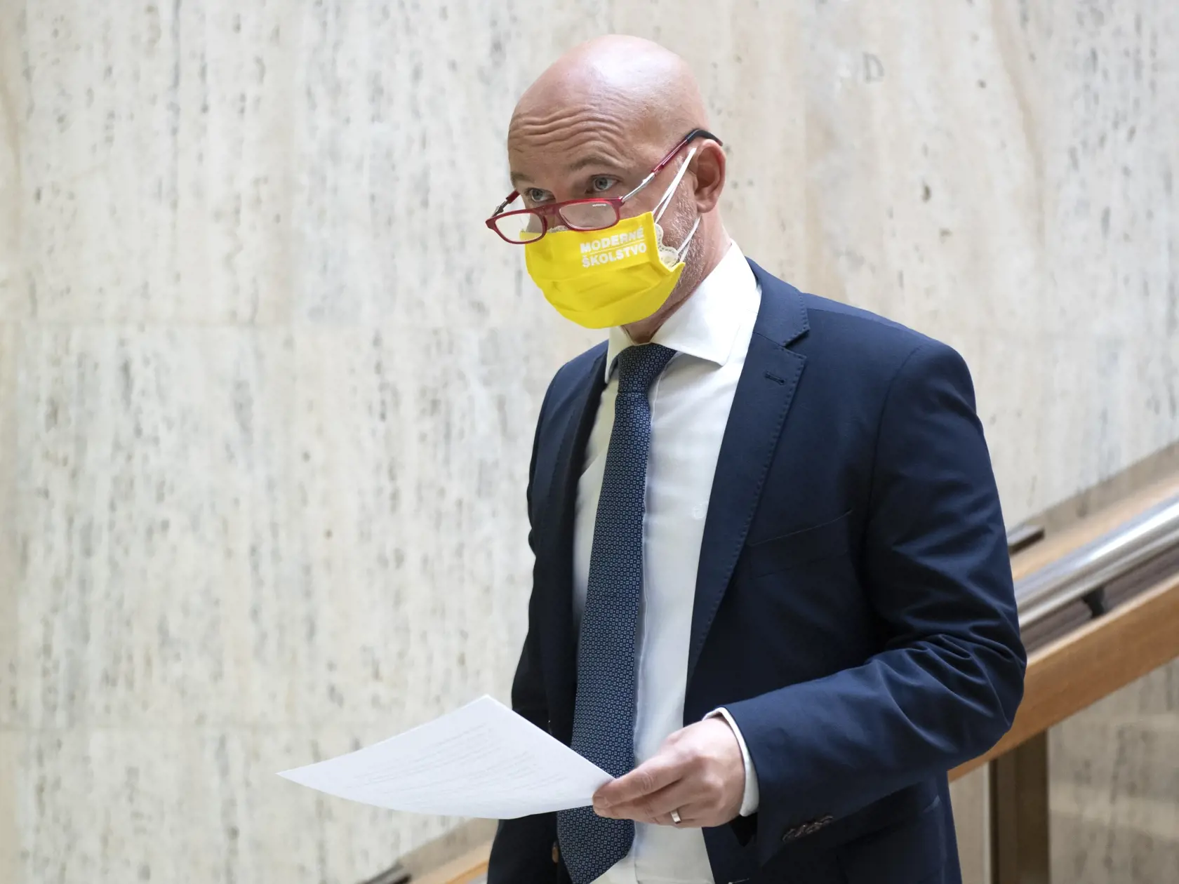 Ministerstvo školstva  uviedlo, že je otvorené diskusii, návrhom a pripomienkam, ale slovenské vysoké školy nutne potrebujú reformu. Rezort školstva teda novelu stiahnuť neplánuje.