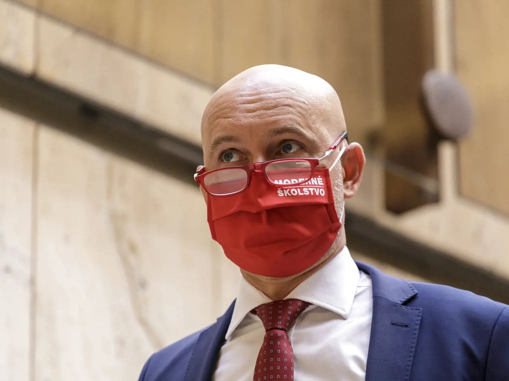 Na snímke minister školstva, vedy, výskumu a športu SR Branislav Gröhling (SaS) prichádza na 35. rokovanie vlády SR v Bratislave 14. októbra 2021. FOTO TASR - Dano Veselský