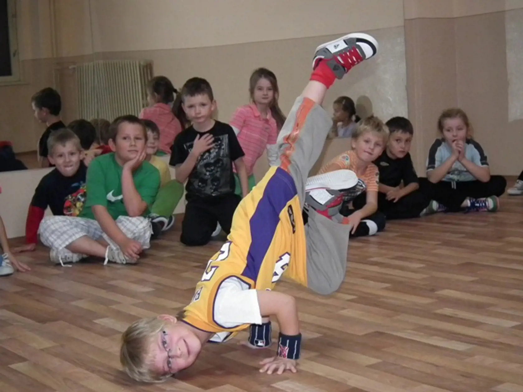 Jarko predvádza
krkolomné kúsky.