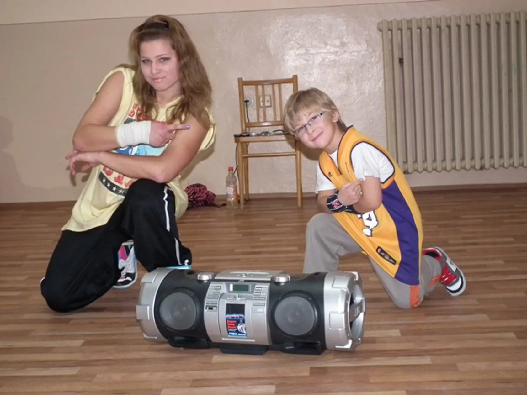 So svojou trénerkou,
ktorá na neho nešetrí
slovami chvály.