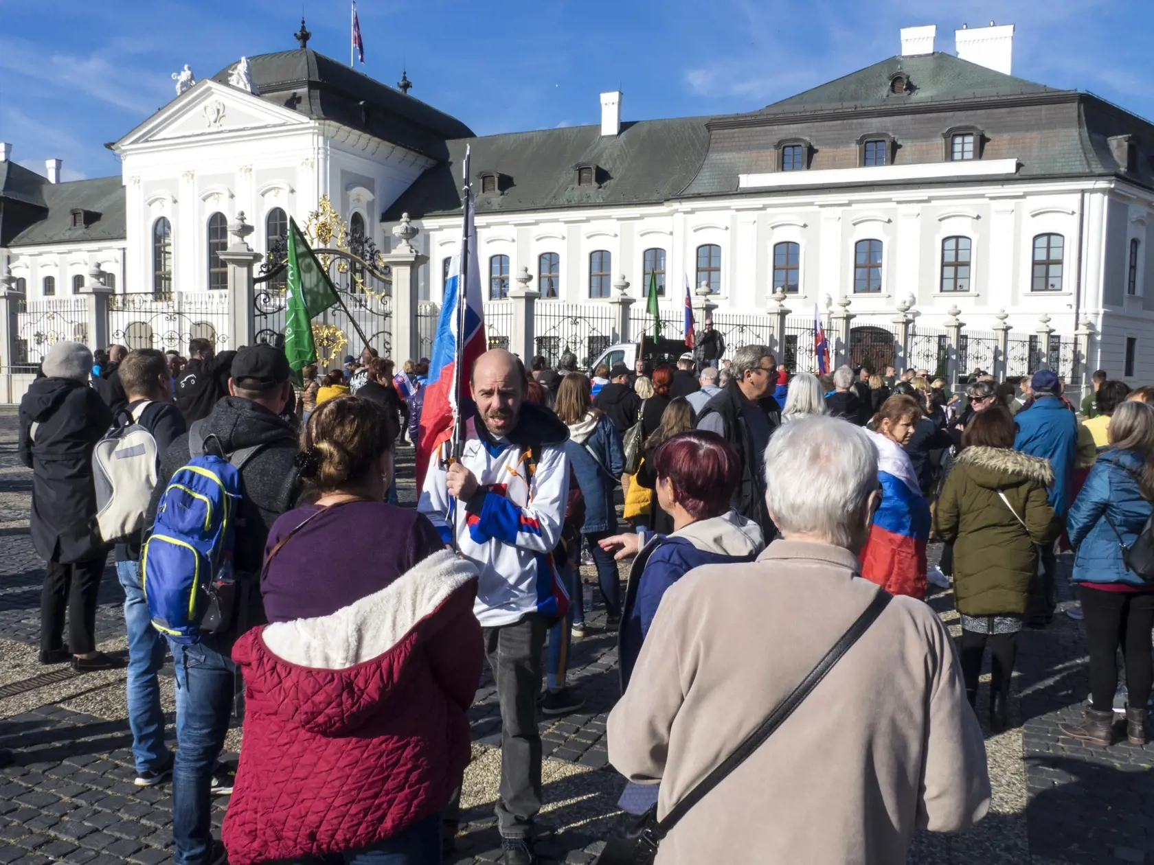 Snímka z protivládneho protestu pred Prezidentským palácom v Bratislave 17. októbra 2021. FOTO TASR - Dano Veselský