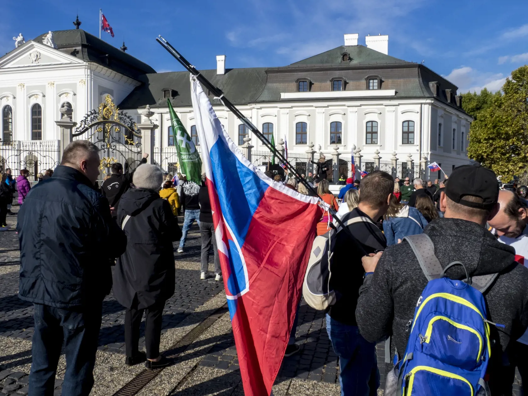 Snímka z protivládneho protestu pred Prezidentským palácom v Bratislave 17. októbra 2021. FOTO TASR - Dano Veselský