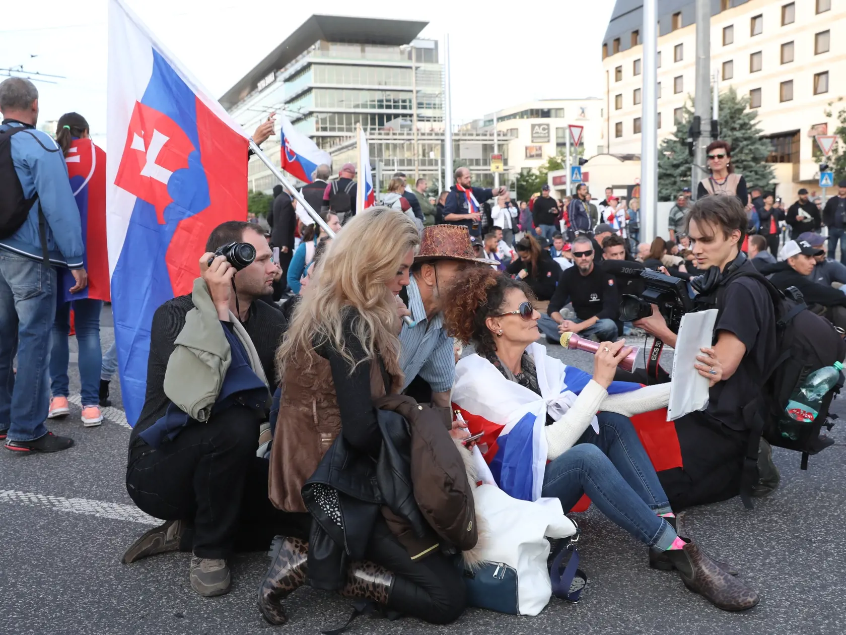 Na snímke je protest v Bratislave proti očkovaniu a vláde.