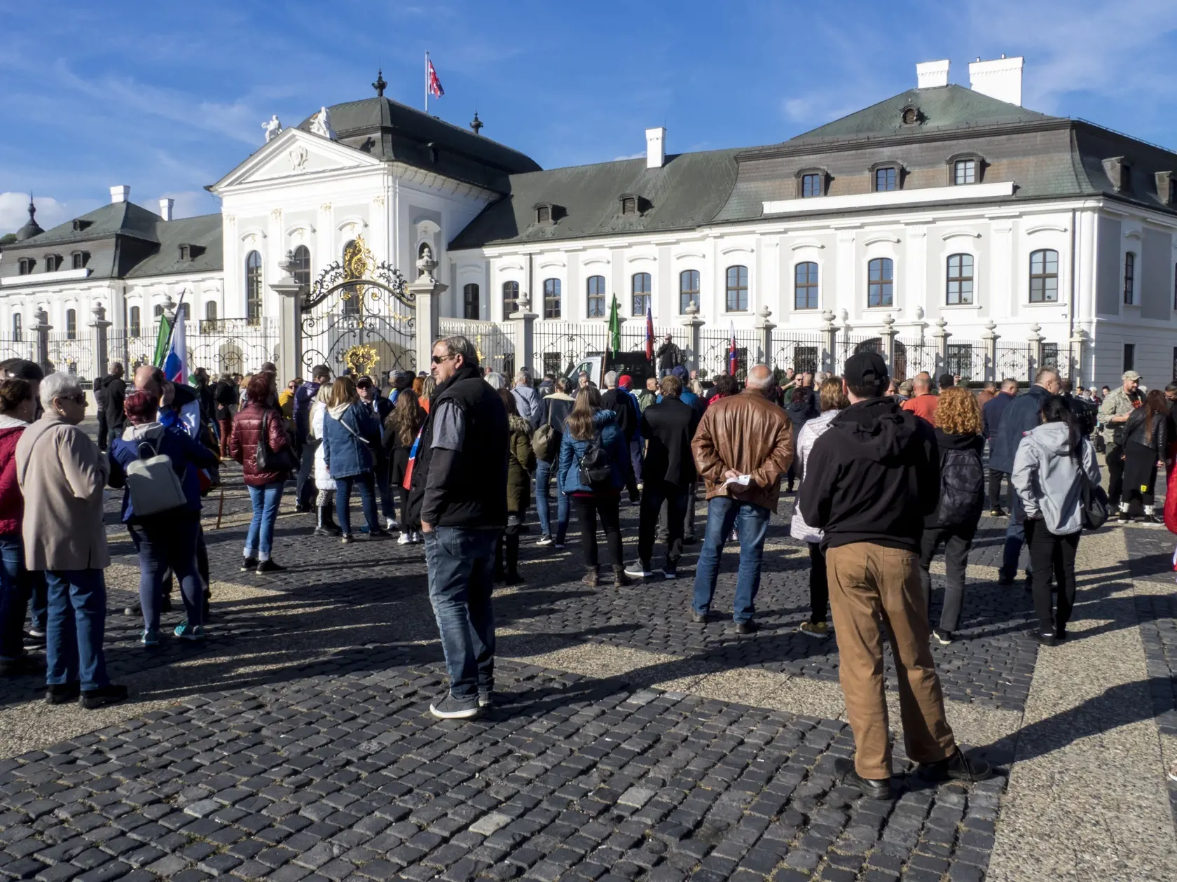 Snímka z protivládneho protestu pred Prezidentským palácom v Bratislave 17. októbra 2021. FOTO TASR - Dano Veselský