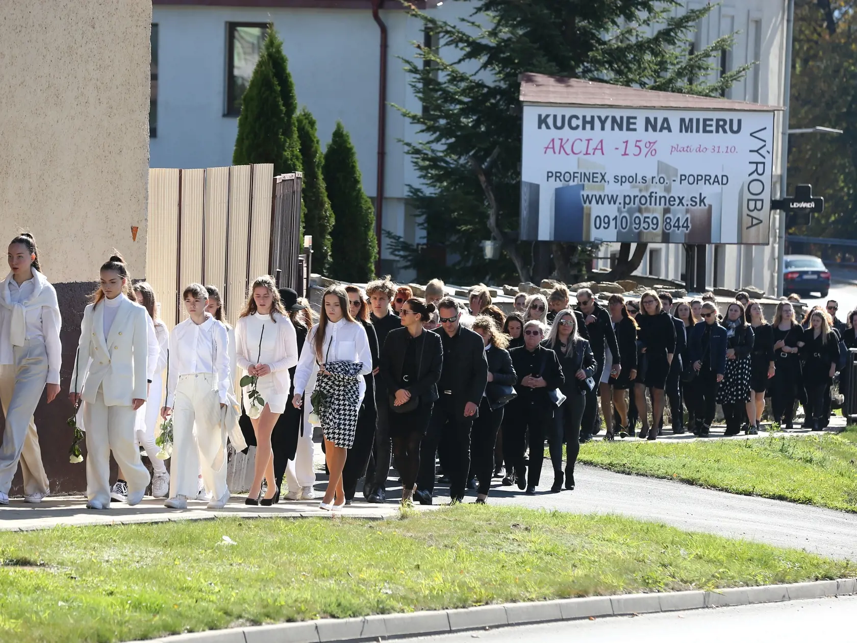 Posledná rozlúčka s nadanou študentkou Broňou. V sobotu (8.10.) sa rozlúčili rodiny Mareka a Brone so svojími milovanými deťmi, vnúčatami, a súrodencami. Ich mladé životy vyhasli vinou opitého vodiča.