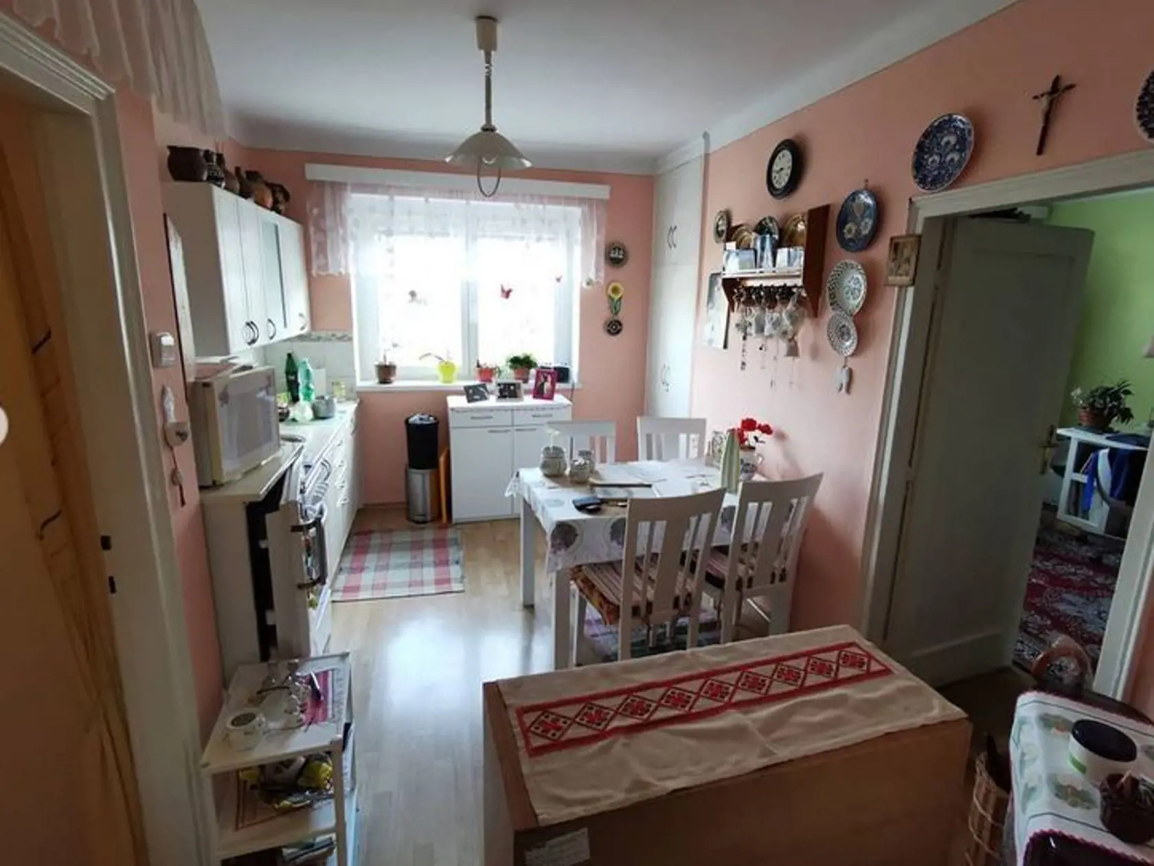 Kuchyňa pred premenou -za stenou je obývačka.