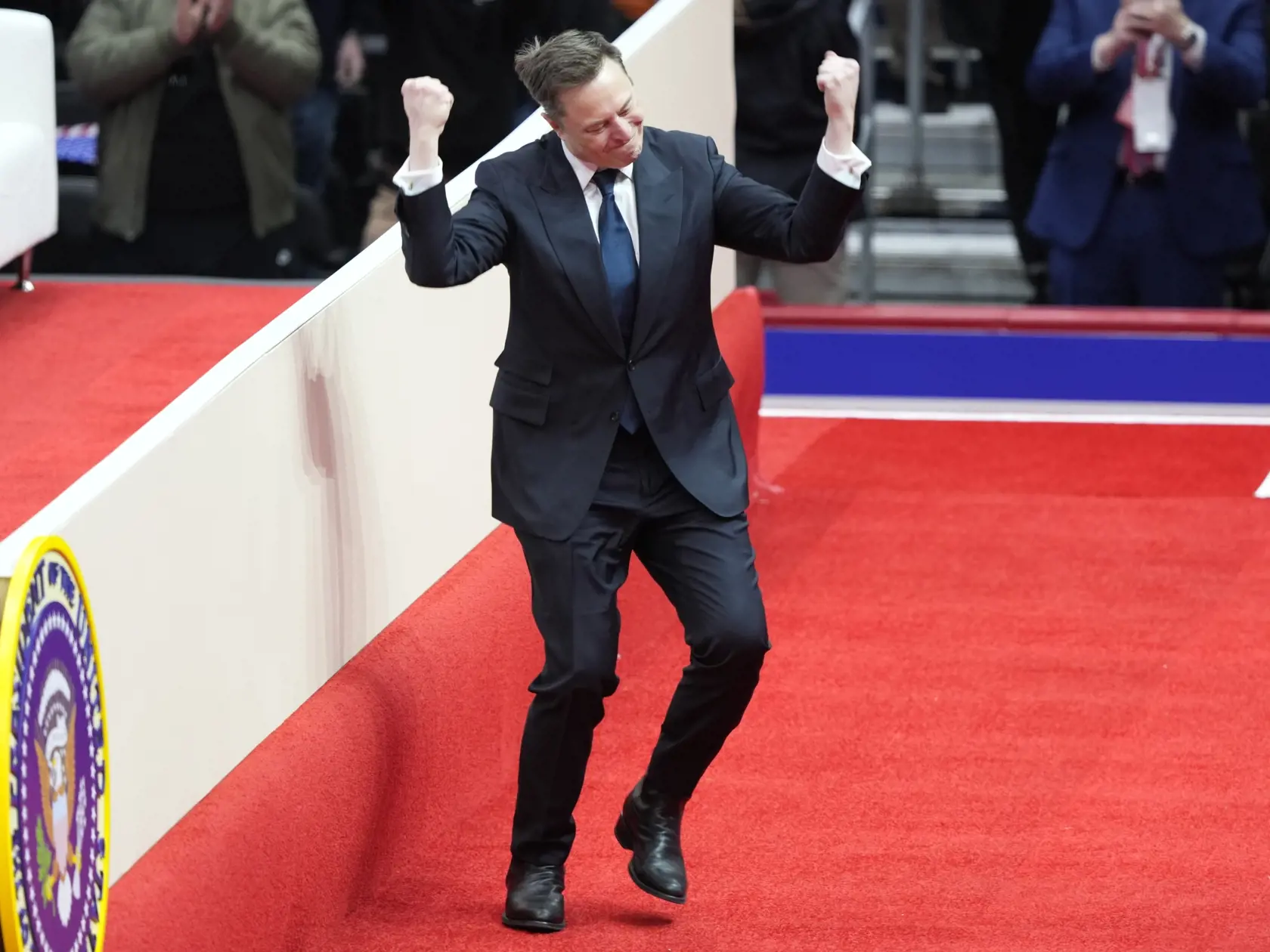 Americký miliardár Elon Musk prichádza na prejav v rámci inaugurácie 47. prezidenta USA Donalda Trumpa a 50. viceprezidenta JD Vancea vo Washingtone 20. januára 2025. Republikán Donald Trump v rotunde amerického Kapitolu v pondelok napoludnie miestneho času (18.00 h SEČ) zložil slávnostnú prísahu na svoje druhé funkčné obdobie a stal sa tak 47. prezidentom Spojených štátov amerických. Informuje o tom TASR.