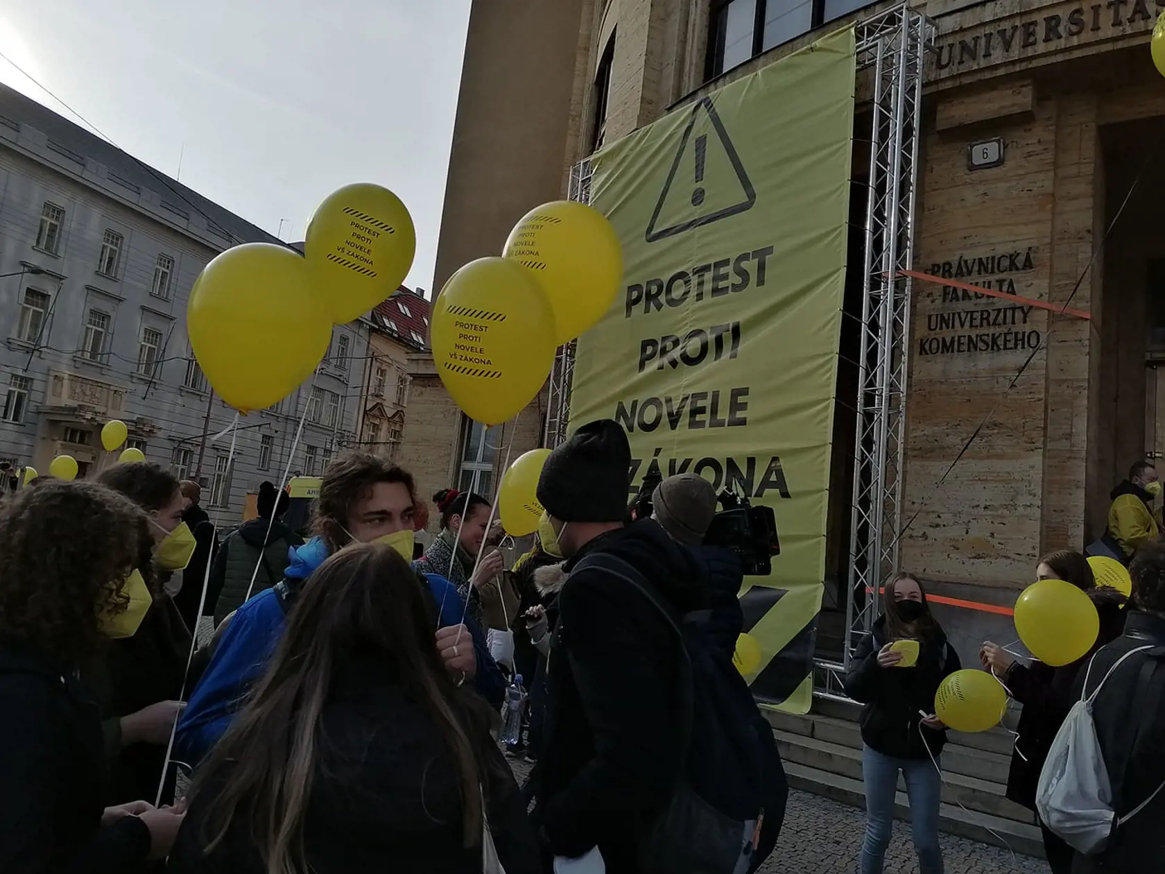Novela vysokoškolského zákona vyvolala množstvo kritiky. Do ulíc Bratislavy vyšli protestovať študenti aj učitelia.