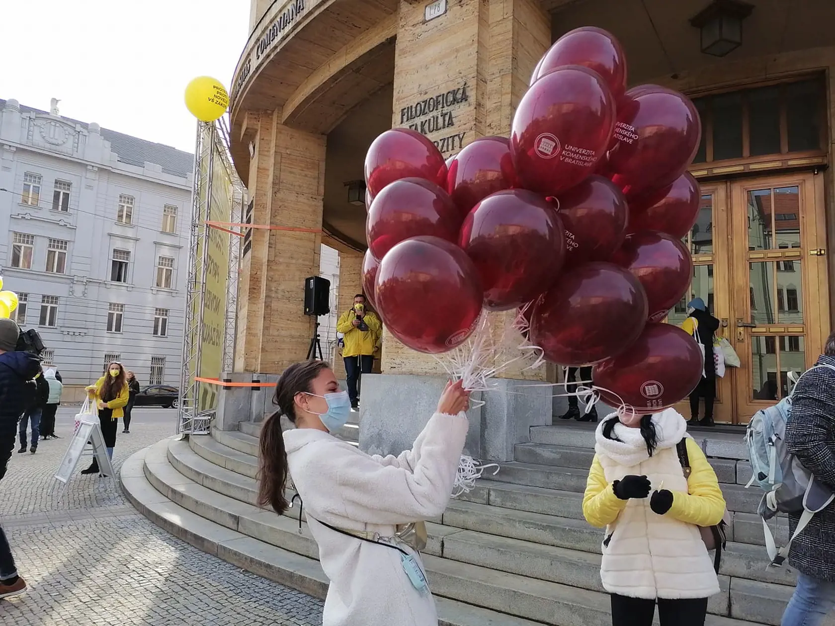 Novela vysokoškolského zákona vyvolala množstvo kritiky. Do ulíc Bratislavy vyšli protestovať študenti aj učitelia.