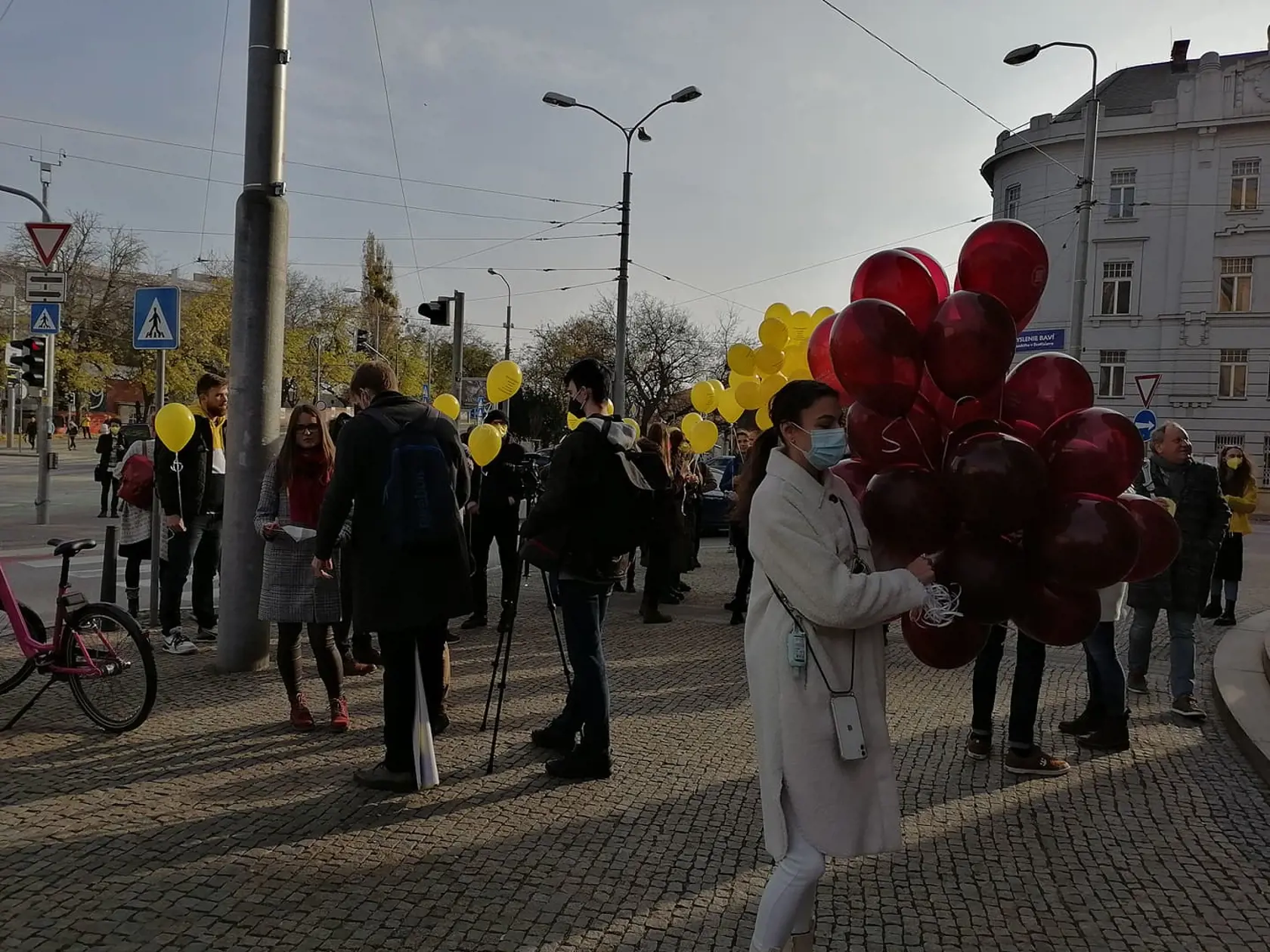 Protest v uliciach Bratislavy zo dňa 16.novembra 2021. Žiaci a učitelia protestujú proti novele vysokoškolského zákona.