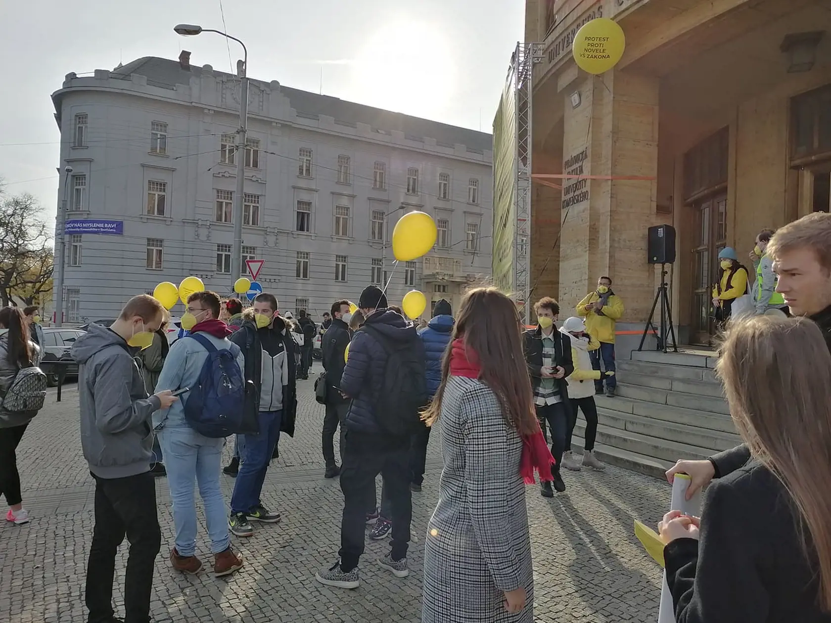 Protest v uliciach Bratislavy zo dňa 16.novembra 2021. Žiaci a učitelia protestujú proti novele vysokoškolského zákona.