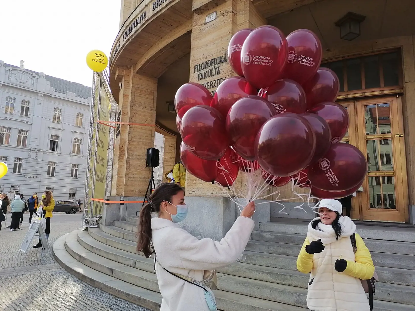 Novela vysokoškolského zákona vyvolala množstvo kritiky. Do ulíc Bratislavy vyšli protestovať študenti aj učitelia.