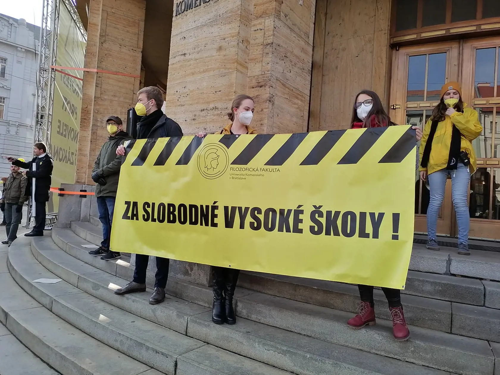 Novela vysokoškolského zákona vyvolala množstvo kritiky. Do ulíc Bratislavy vyšli protestovať študenti aj učitelia.