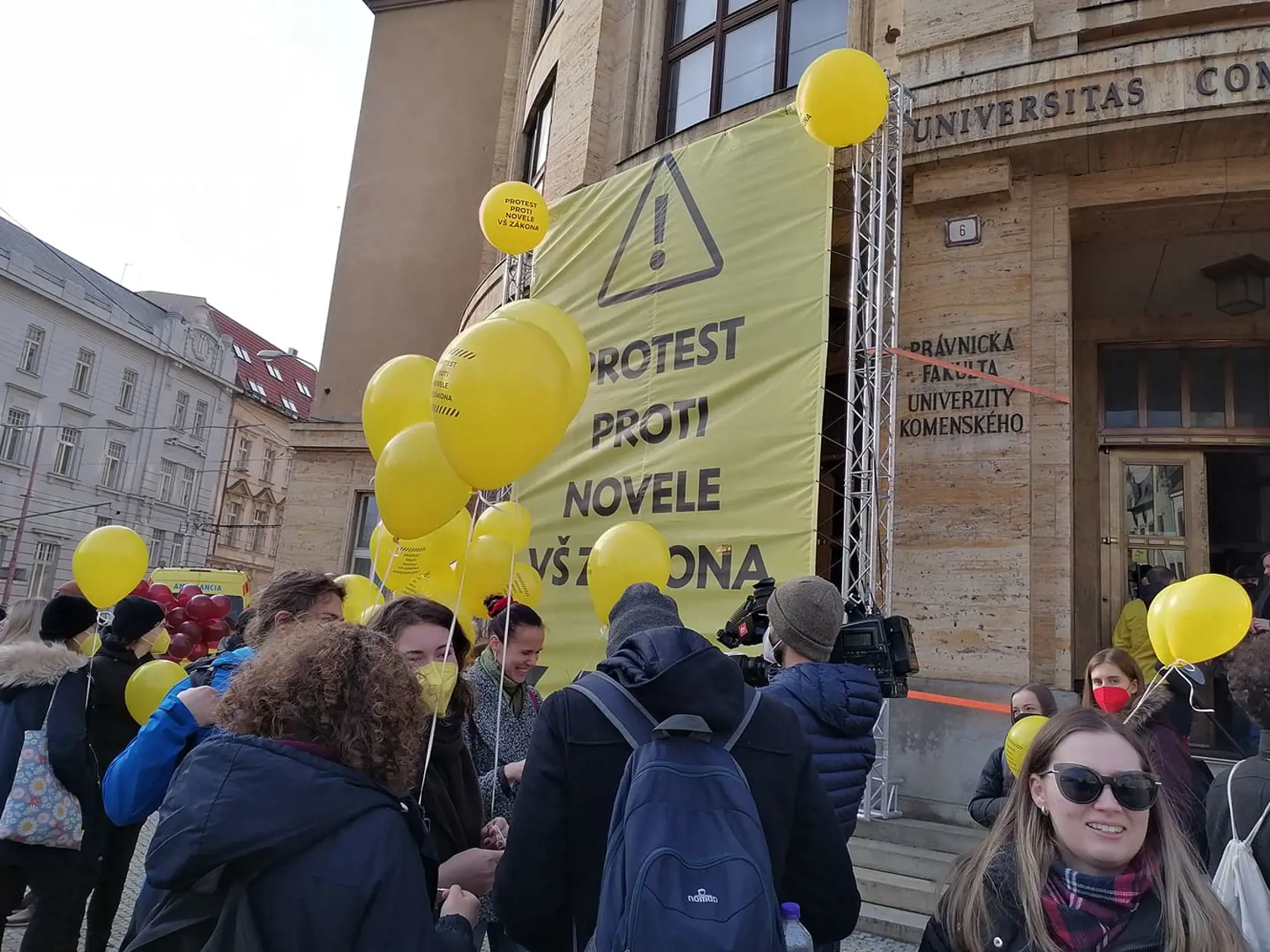 Učitelia aj študenti vyšli do ulíc Bratislavy, aby vyslovili svoj názor k novele vysokoškolského zákona.