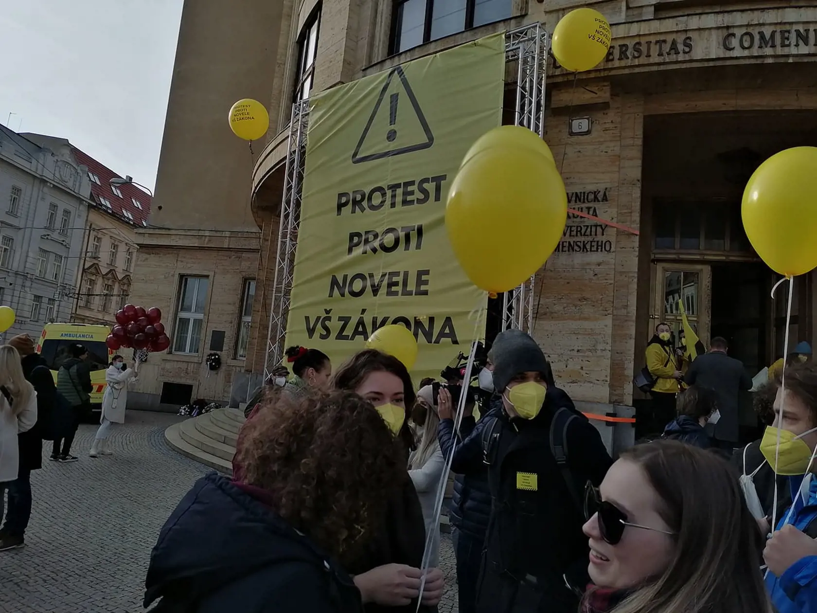 Učitelia aj študenti vyšli do ulíc Bratislavy, aby vyslovili svoj názor k novele vysokoškolského zákona.