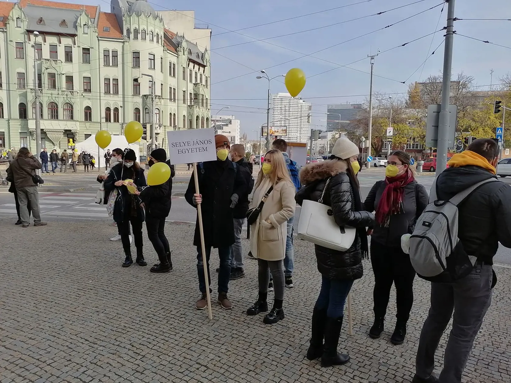 Protest v uliciach Bratislavy zo dňa 16.novembra 2021. Žiaci a učitelia protestujú proti novele vysokoškolského zákona.