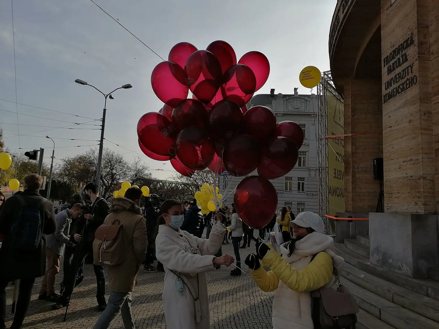 Novela vysokoškolského zákona vyvolala množstvo kritiky. Do ulíc Bratislavy vyšli protestovať študenti aj učitelia.