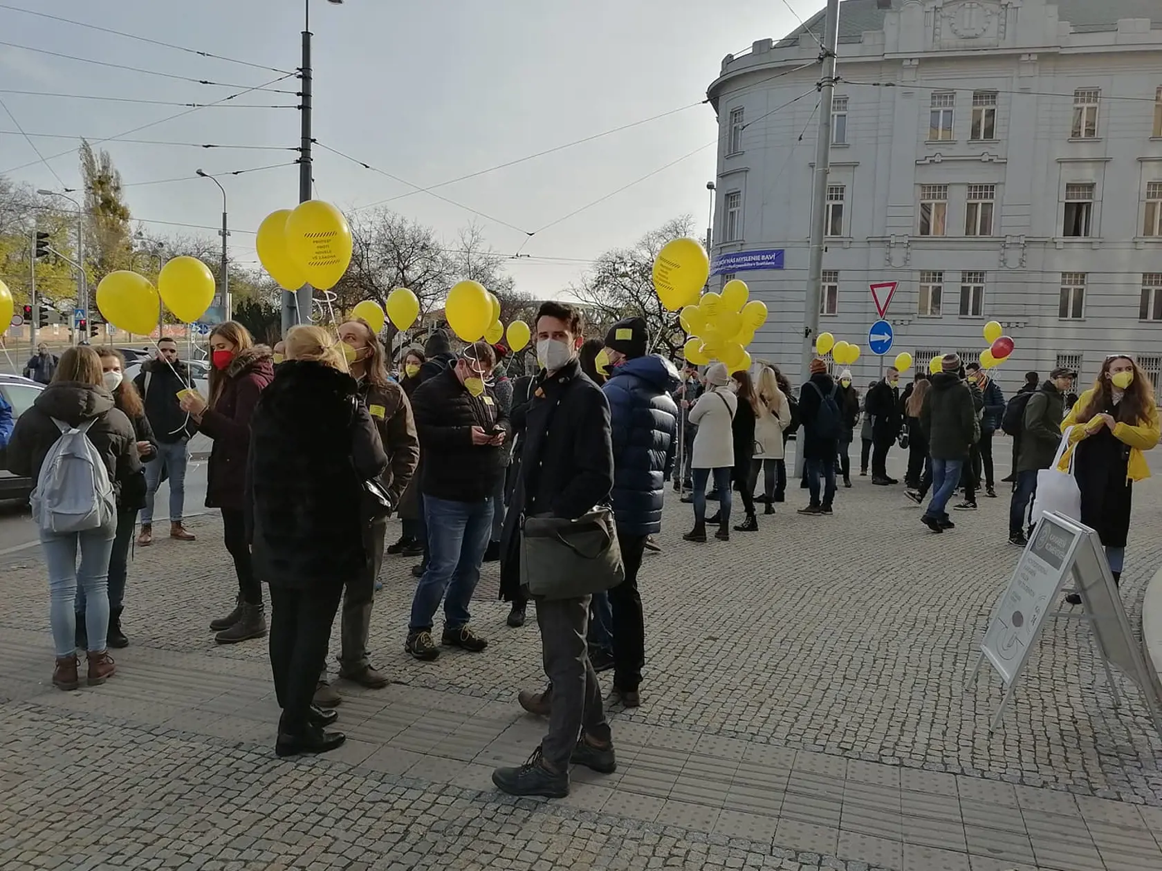 Učitelia aj študenti vyšli do ulíc Bratislavy, aby vyslovili svoj názor k novele vysokoškolského zákona.