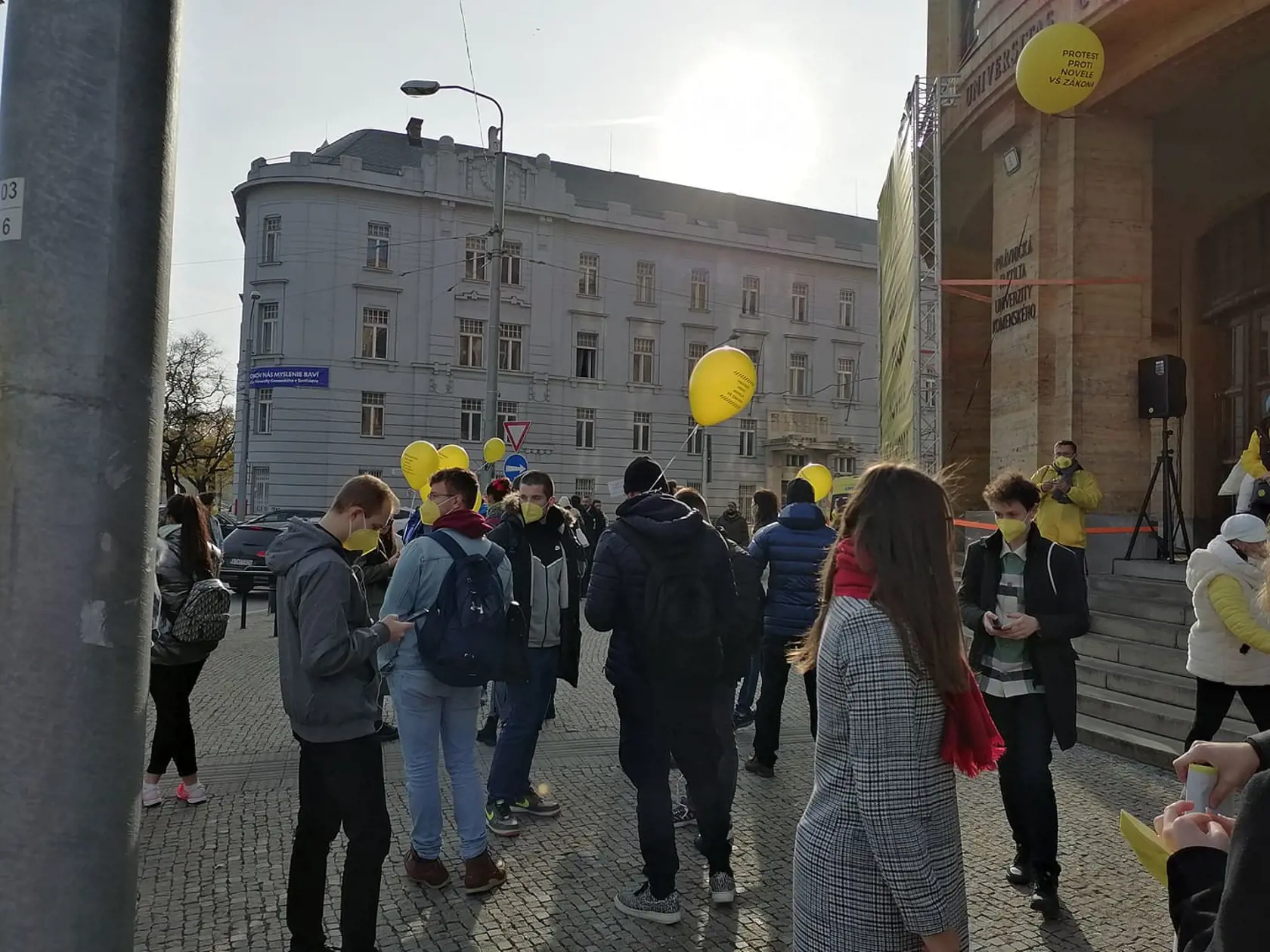 Protest v uliciach Bratislavy zo dňa 16.novembra 2021. Žiaci a učitelia protestujú proti novele vysokoškolského zákona.