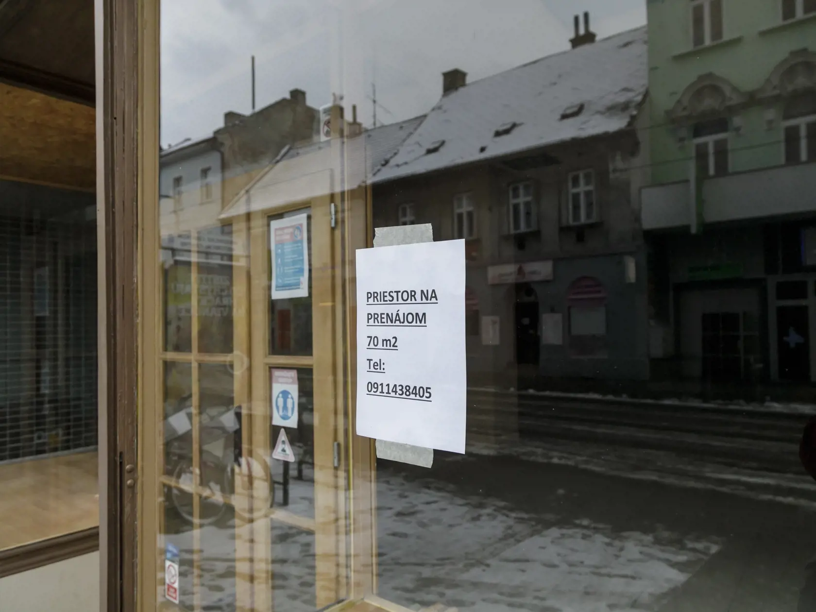 Väčšina prevádzok je v súčasnosti zatvorená, polícia dohliada na dodržiavanie zákazu vychádzania.