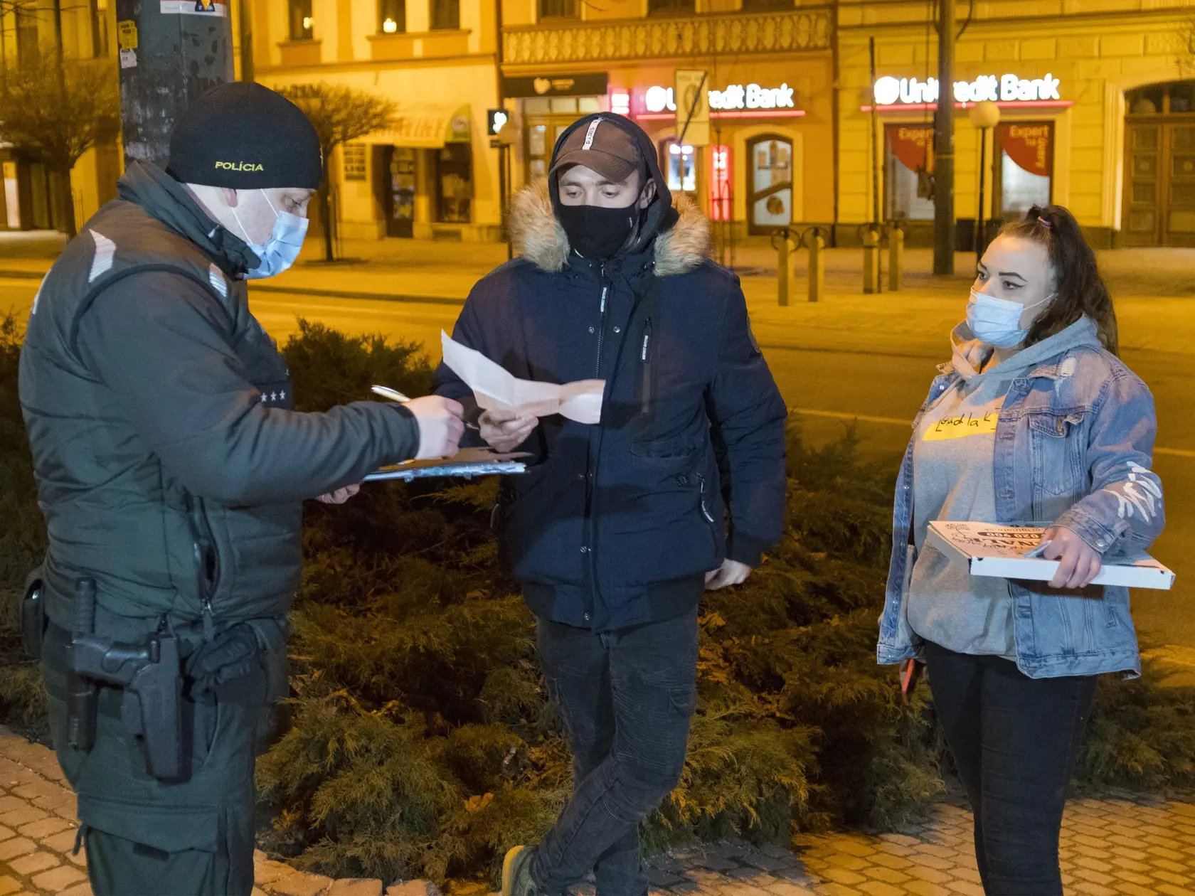 Väčšina prevádzok je v súčasnosti zatvorená, polícia dohliada na dodržiavanie zákazu vychádzania.