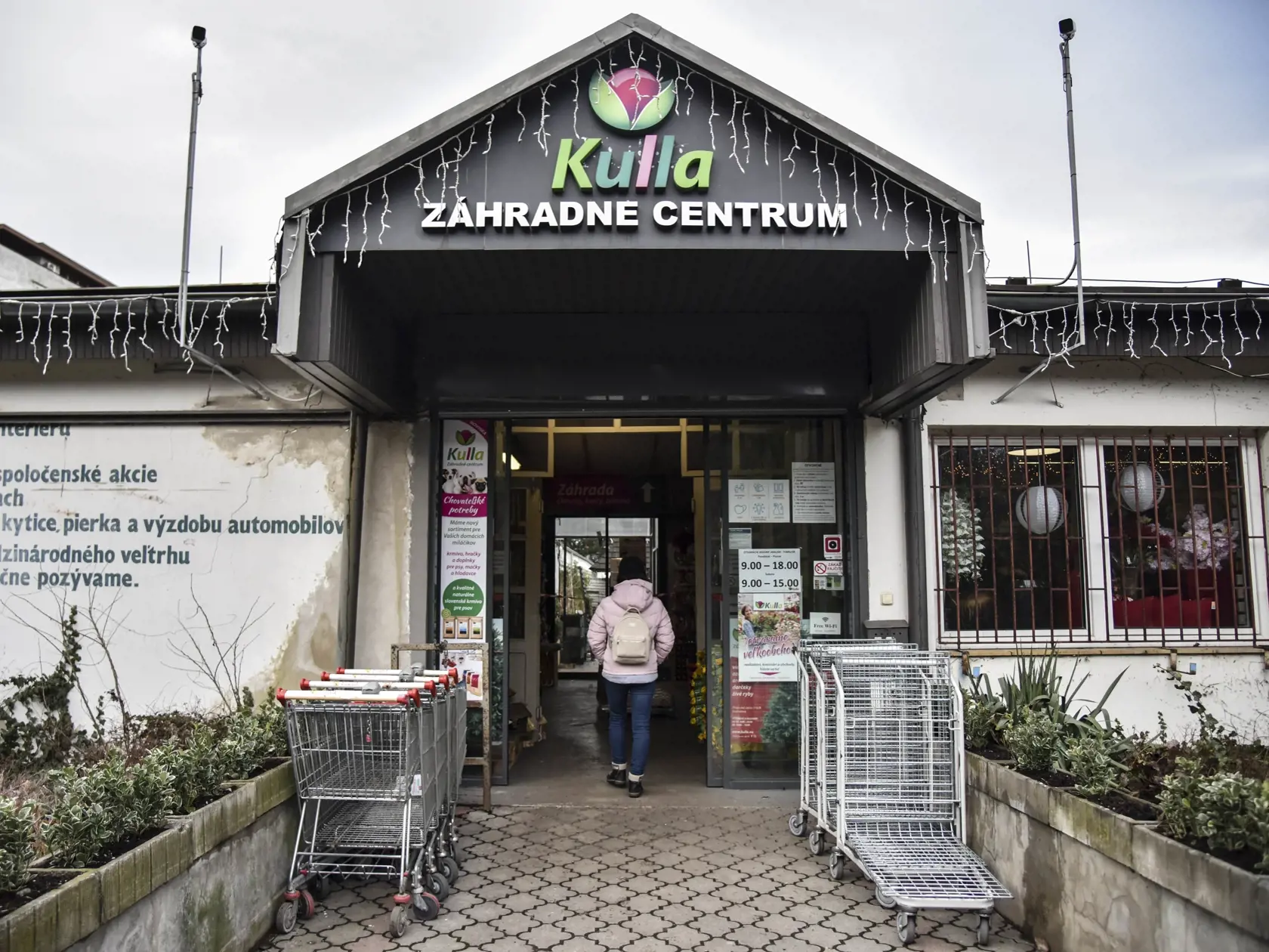Väčšina prevádzok je v súčasnosti zatvorená, polícia dohliada na dodržiavanie zákazu vychádzania.
