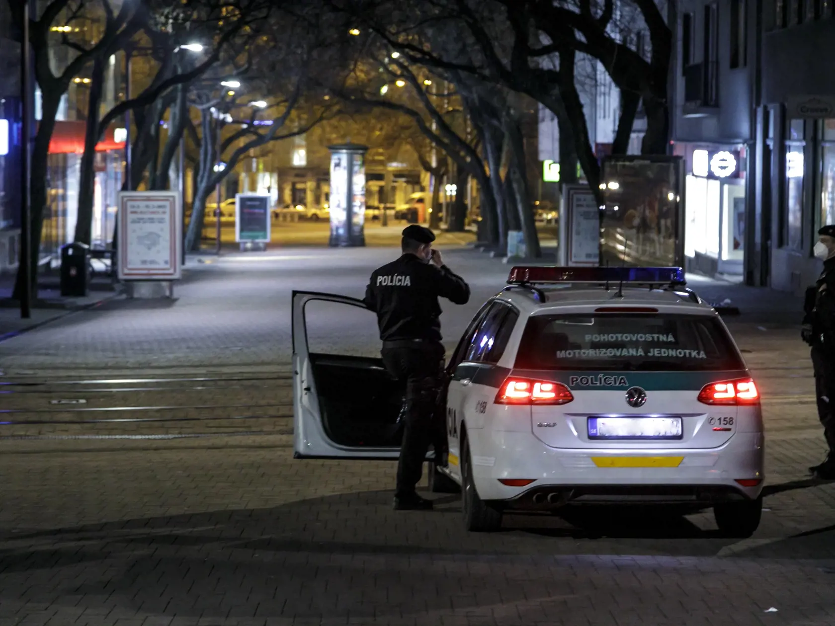 Väčšina prevádzok je v súčasnosti zatvorená, polícia dohliada na dodržiavanie zákazu vychádzania.