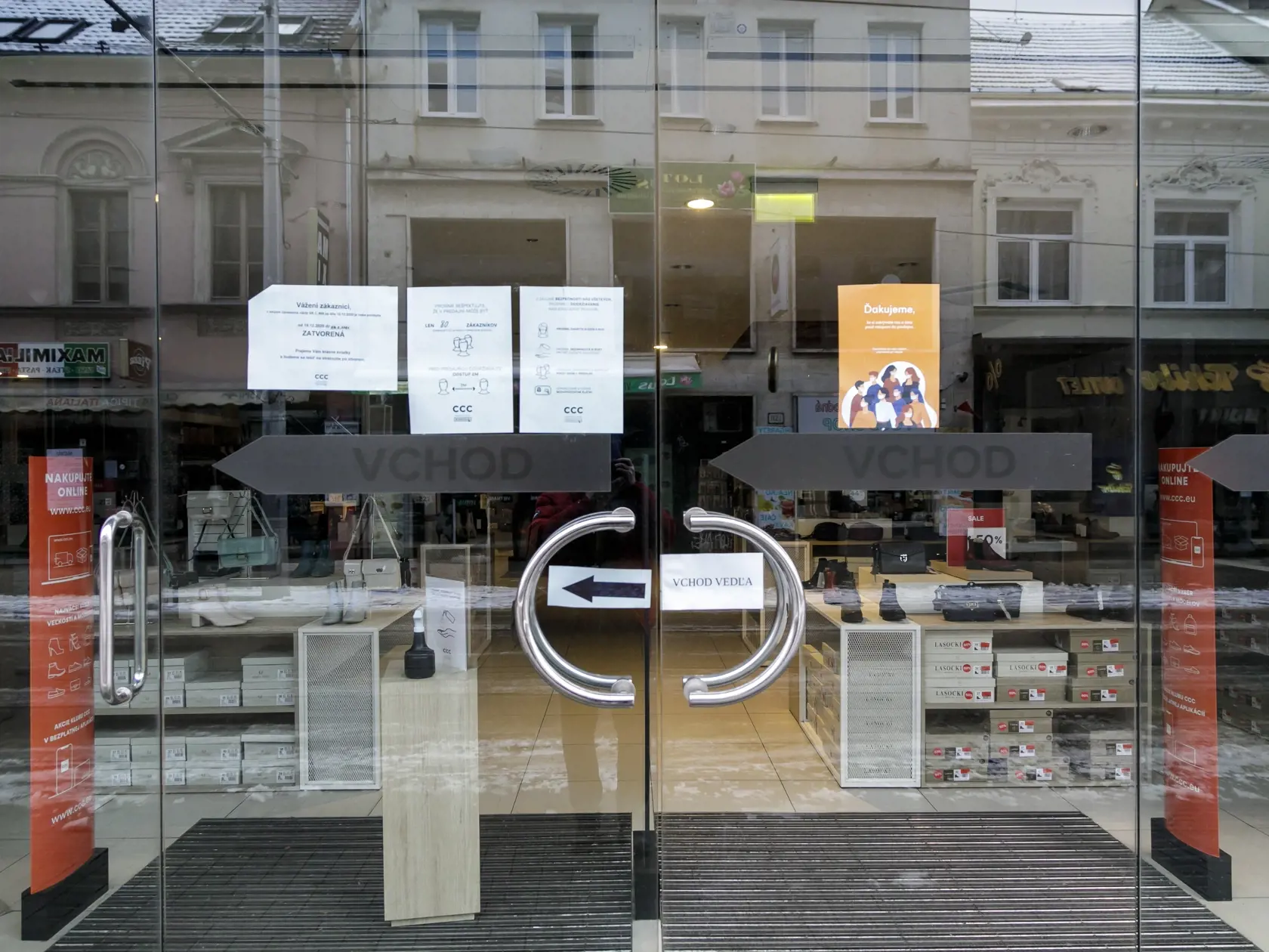 Väčšina prevádzok je v súčasnosti zatvorená, polícia dohliada na dodržiavanie zákazu vychádzania.