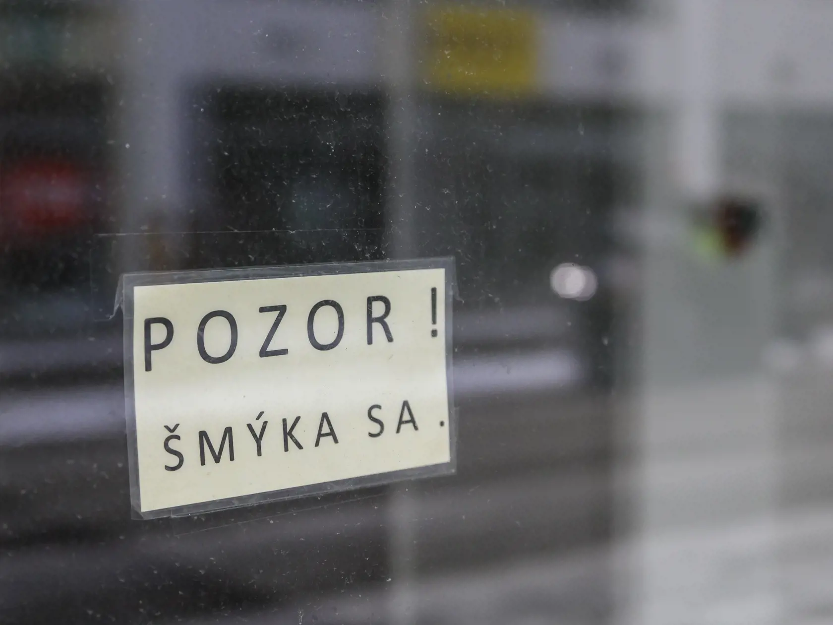 Väčšina prevádzok je v súčasnosti zatvorená, polícia dohliada na dodržiavanie zákazu vychádzania.
