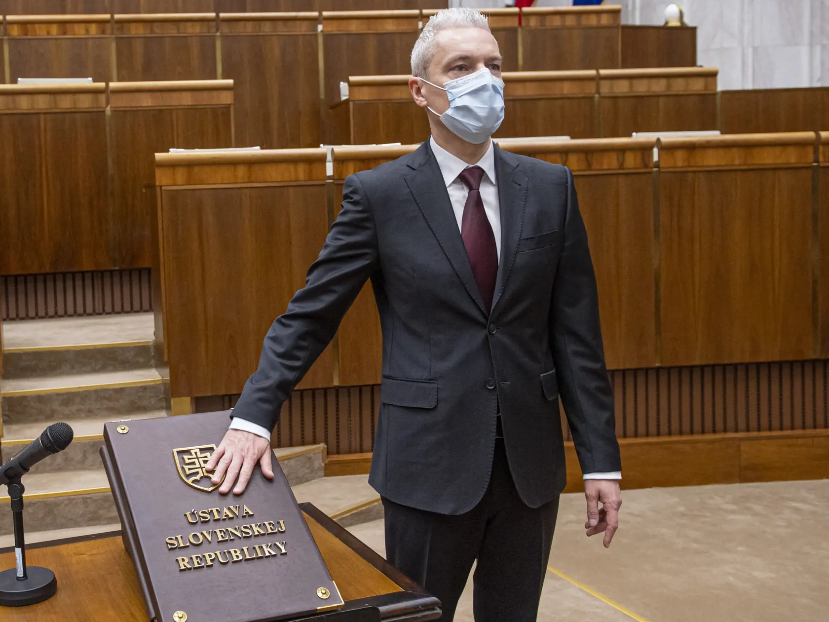 Na snímke Ján Ferenčák (SMER-SD) s ochranným rúškom na tvári skladá poslanecký sľub počas ustanovujúcej schôdze Národnej rady Slovenskej republiky (NR SR) VIII. volebného obdobia 20. marca 2020 v Bratislave. FOTO TASR - Michal Svítok 

