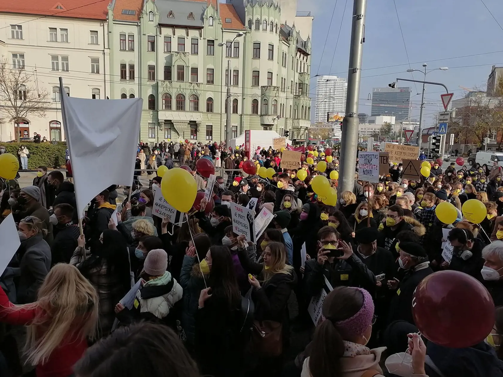 Protestu proti vysokoškolskému zákonu sa zúčastnilo stovky študentov a učiteľov. Protestujúci sa presunuli na Námestie slobody.