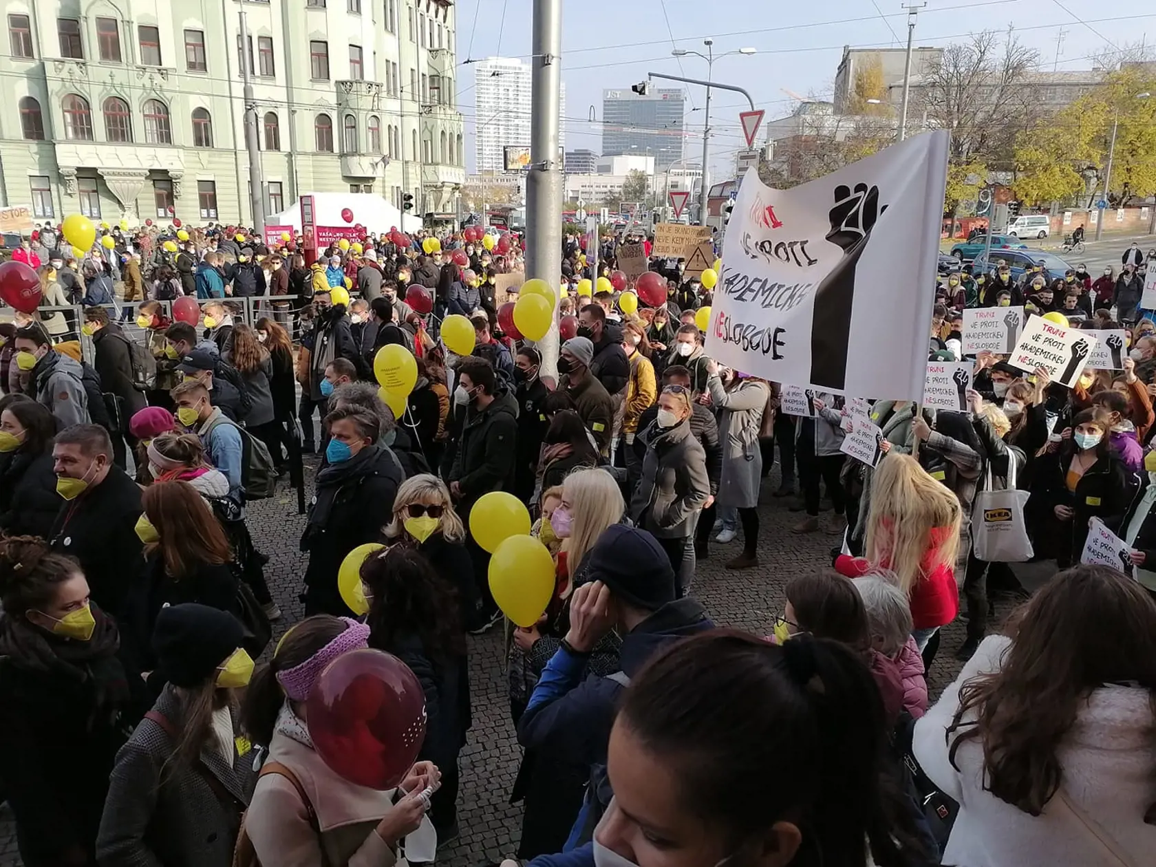 Protestu proti vysokoškolskému zákonu sa zúčastnilo stovky študentov a učiteľov. Protestujúci sa presunuli na Námestie slobody.
