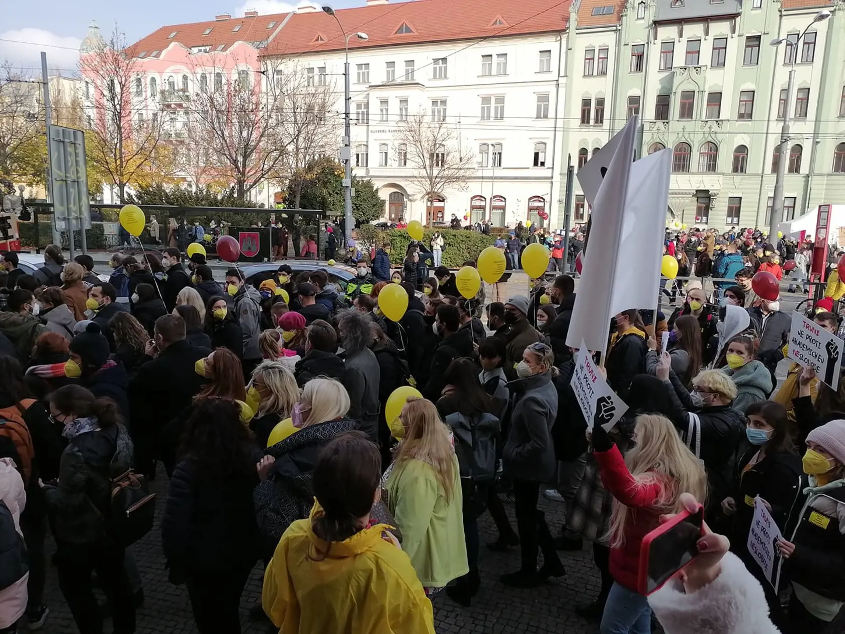 Protestu proti vysokoškolskému zákonu sa zúčastnilo stovky študentov a učiteľov. Protestujúci sa presunuli na Námestie slobody.