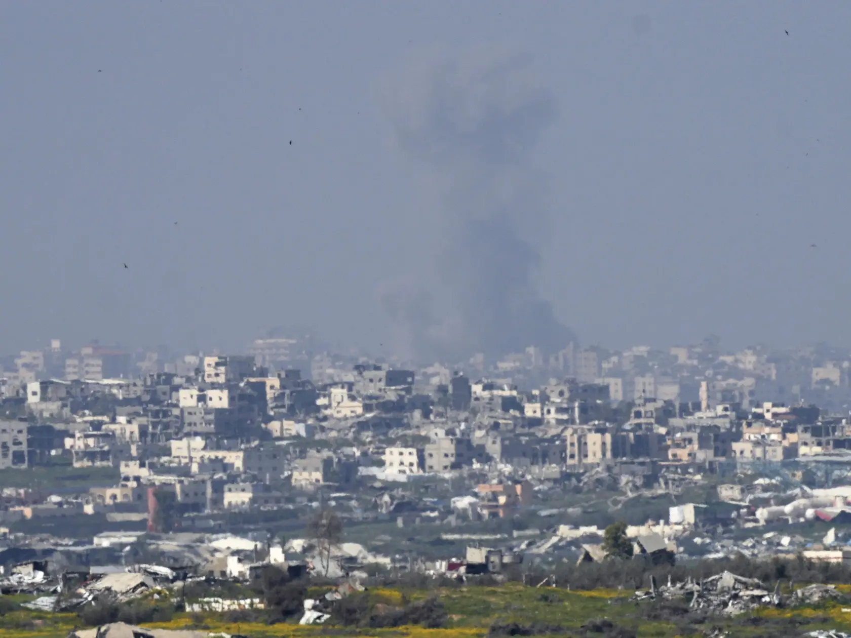 Dym stúpa pri explózii po izraelskom bombardovaní v severnej časti pásma Gazy, čo je viditeľné z juhu Izraela v utorok 18. marca 2025. Izraelská armáda bojuje s palestínskymi militantmi hnutia Hamas v pásme Gazy po útokoch Hamasu na Izrael 8. októbra.