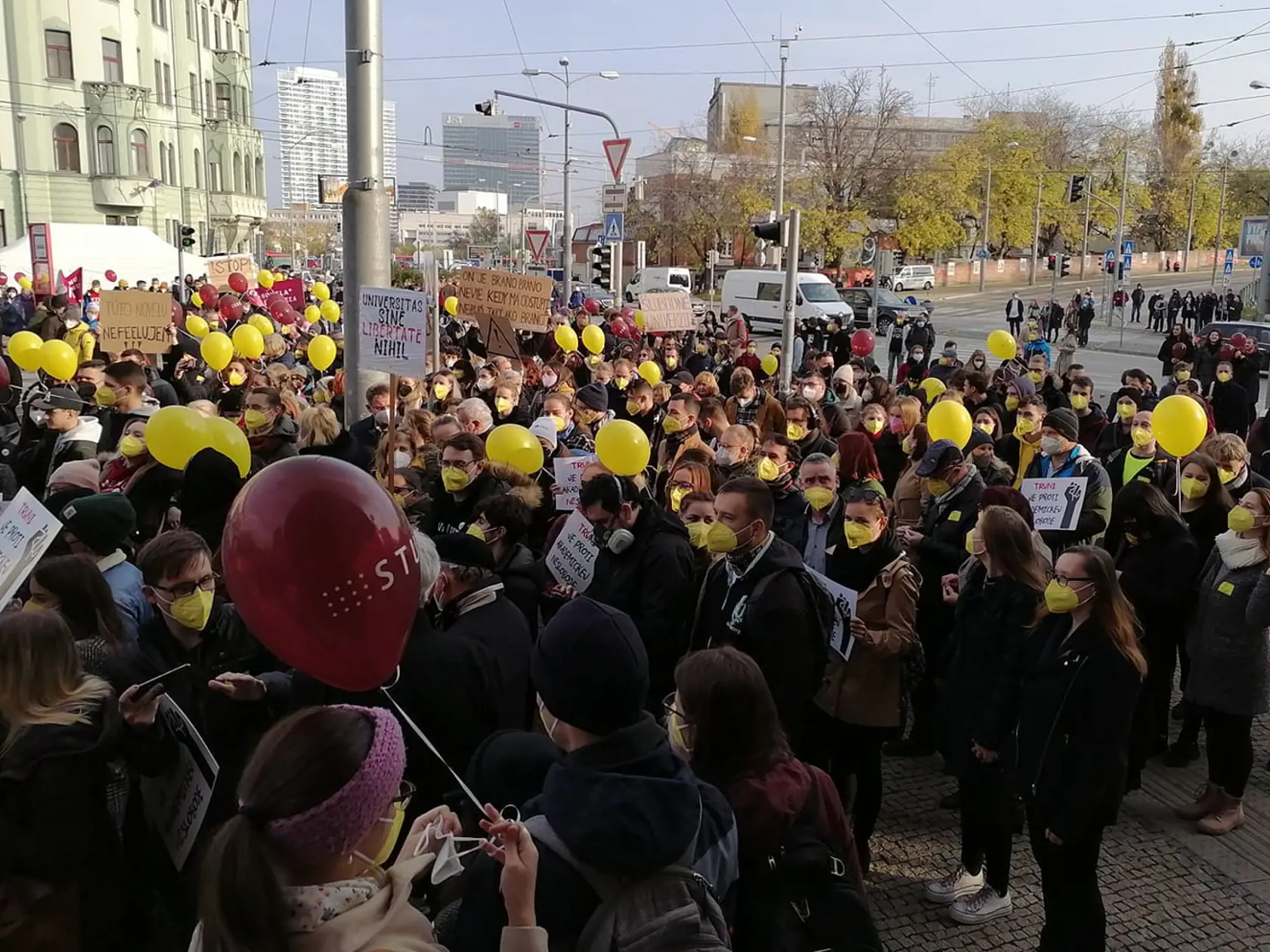 Protestu proti vysokoškolskému zákonu sa zúčastnilo stovky študentov a učiteľov. Protestujúci sa presunuli na Námestie slobody.