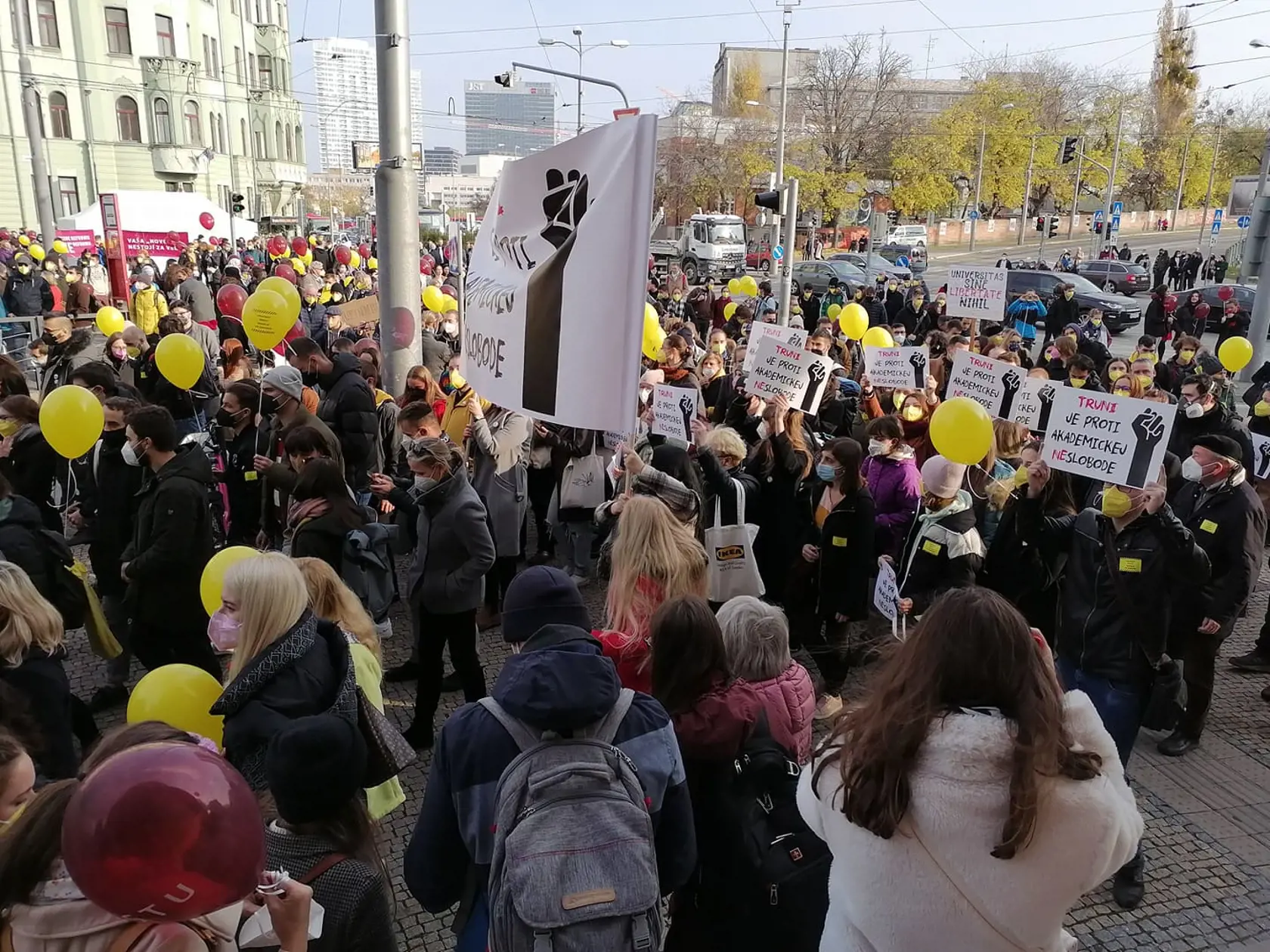 Protestu proti vysokoškolskému zákonu sa zúčastnilo stovky študentov a učiteľov. Protestujúci sa presunuli na Námestie slobody.