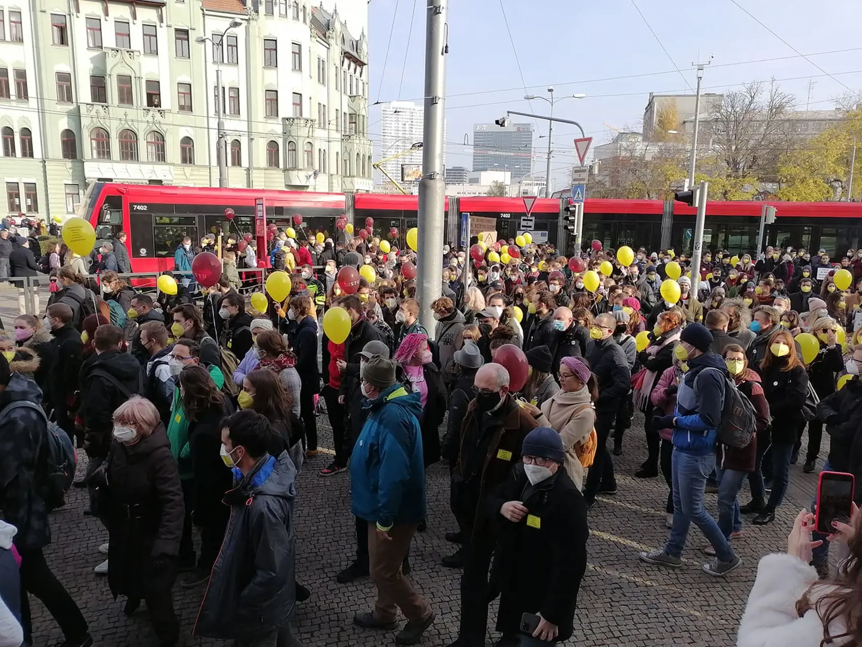 Protestu proti vysokoškolskému zákonu sa zúčastnilo stovky študentov a učiteľov. Protestujúci sa presunuli na Námestie slobody.