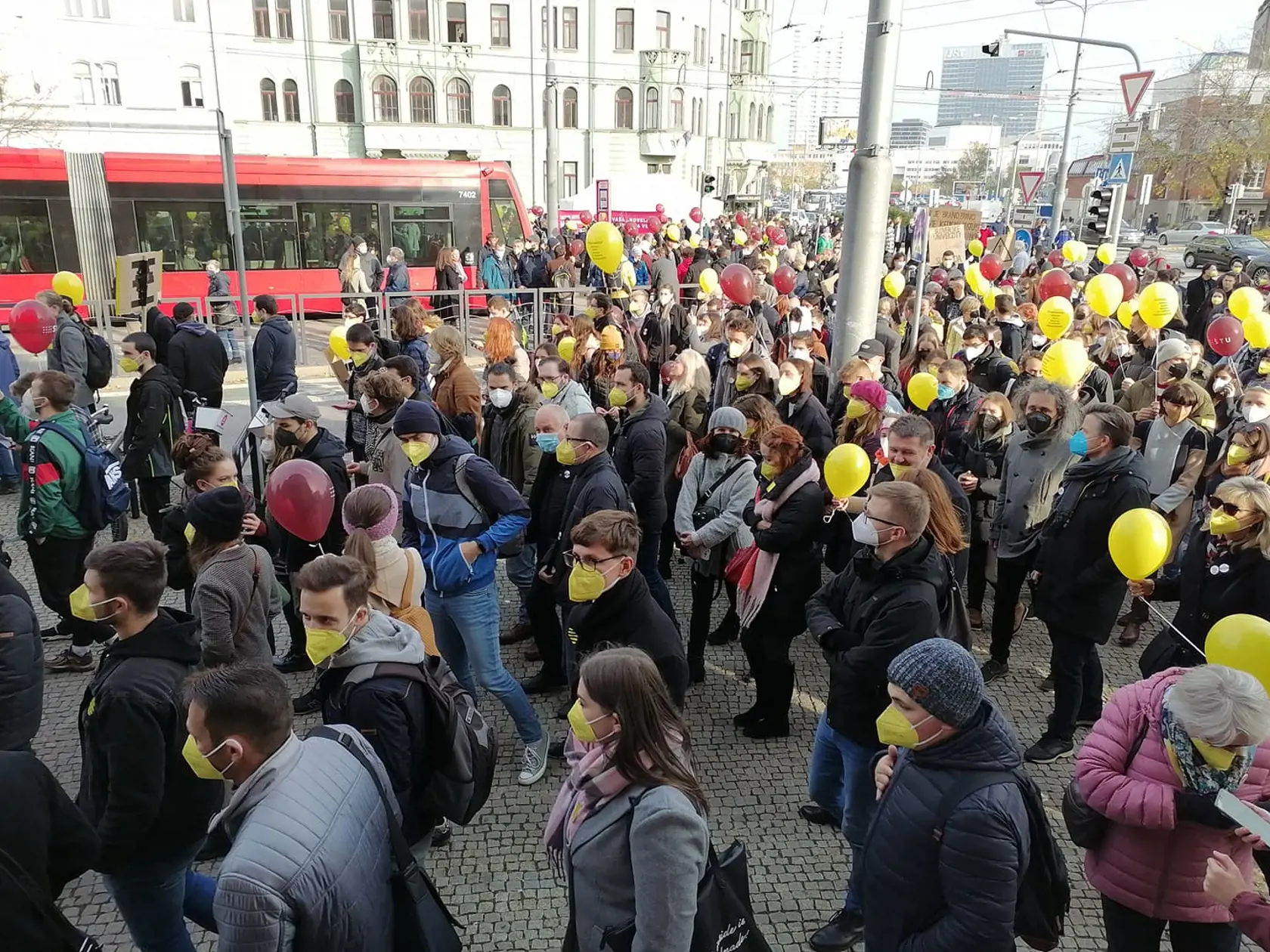 Protestu proti vysokoškolskému zákonu sa zúčastnilo stovky študentov a učiteľov. Protestujúci sa presunuli na Námestie slobody.