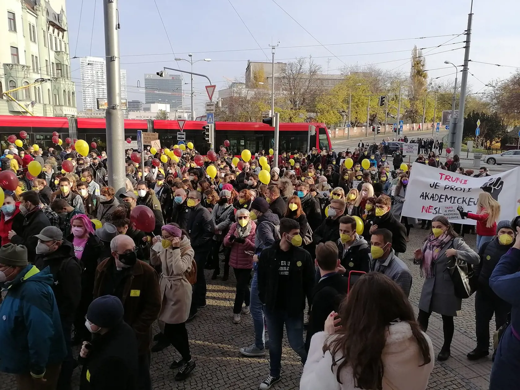 Protestu proti vysokoškolskému zákonu sa zúčastnilo stovky študentov a učiteľov. Protestujúci sa presunuli na Námestie slobody.