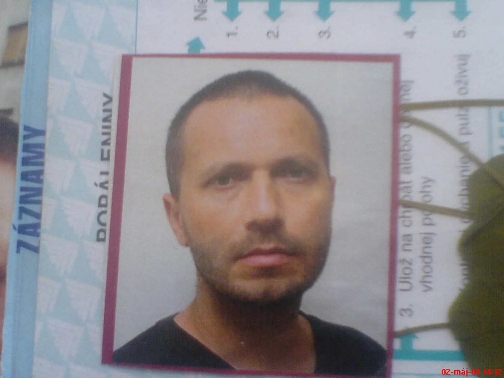 Zvláštny úkaz: Paľo si pestoval vojenský imidž a nemal takmer žiaden majetok. Čo si cenil, bola bombera, ktorú rád nosil.