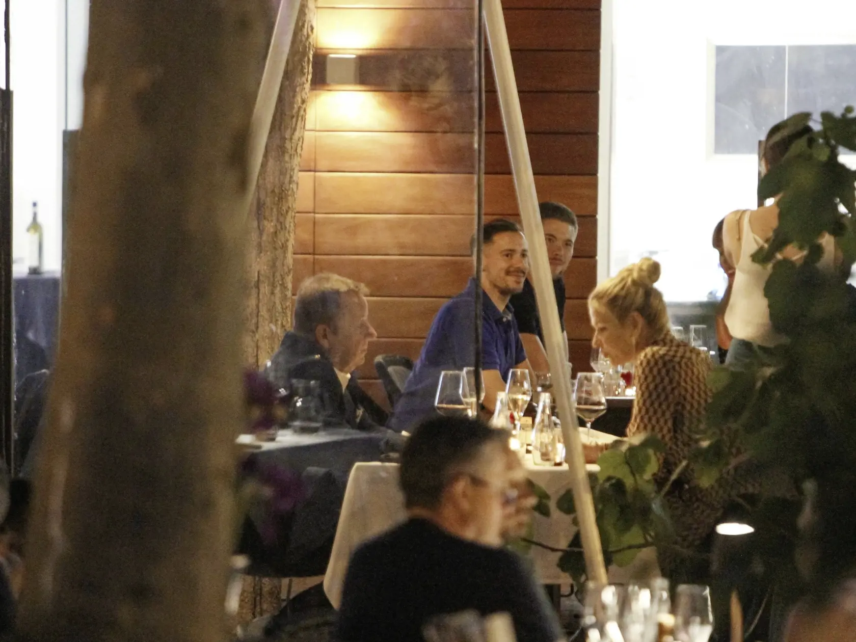 Rande v meste. Jesenskú sme stretli v centre mesta na večeri s neznámym mužom.