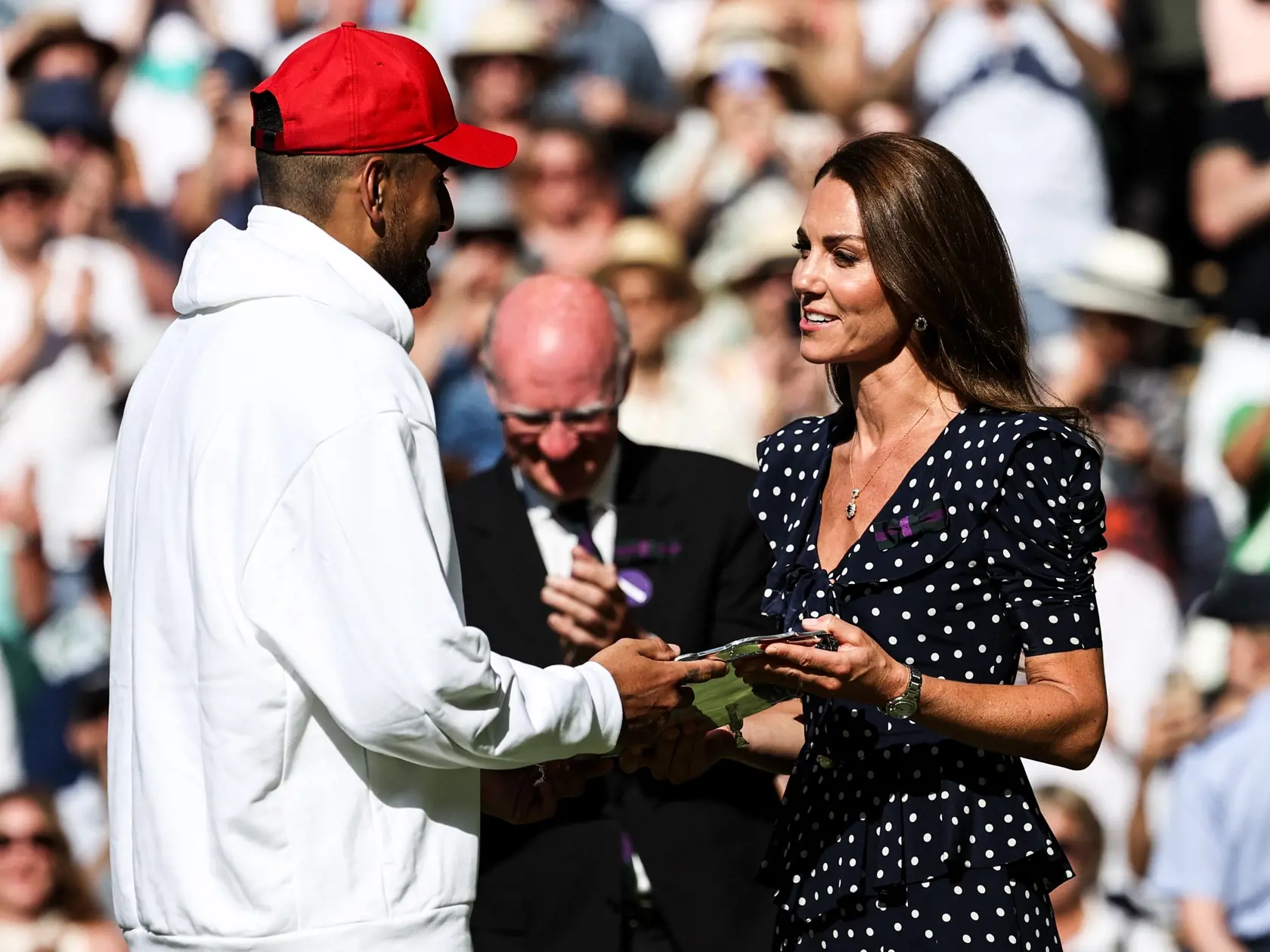 Kyrgios si prevzal pohár pre zdolaného finalistu z rúk vojvodkyne Kate.