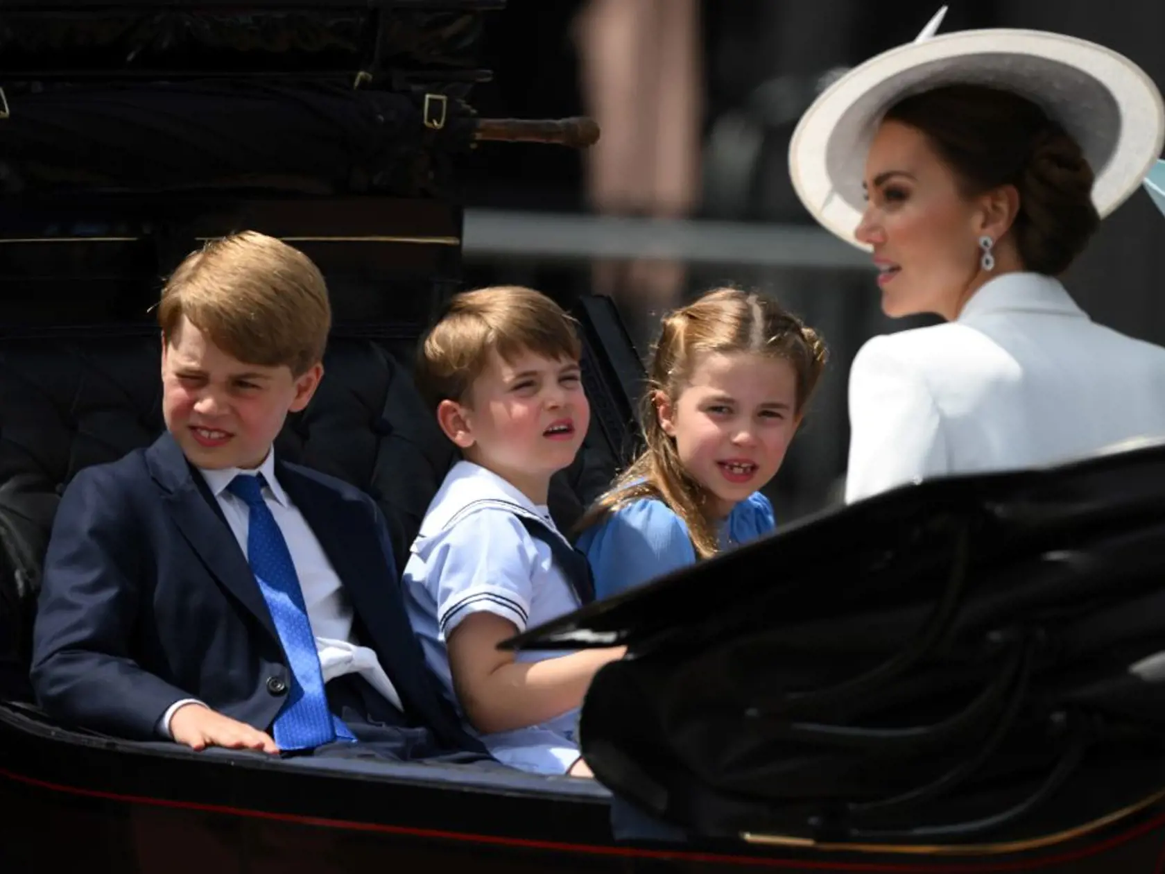 Deti vojvodkyne Kate a princa Williama vo štvrtok debutovali v koči na slávnosti Trooping the Colour.