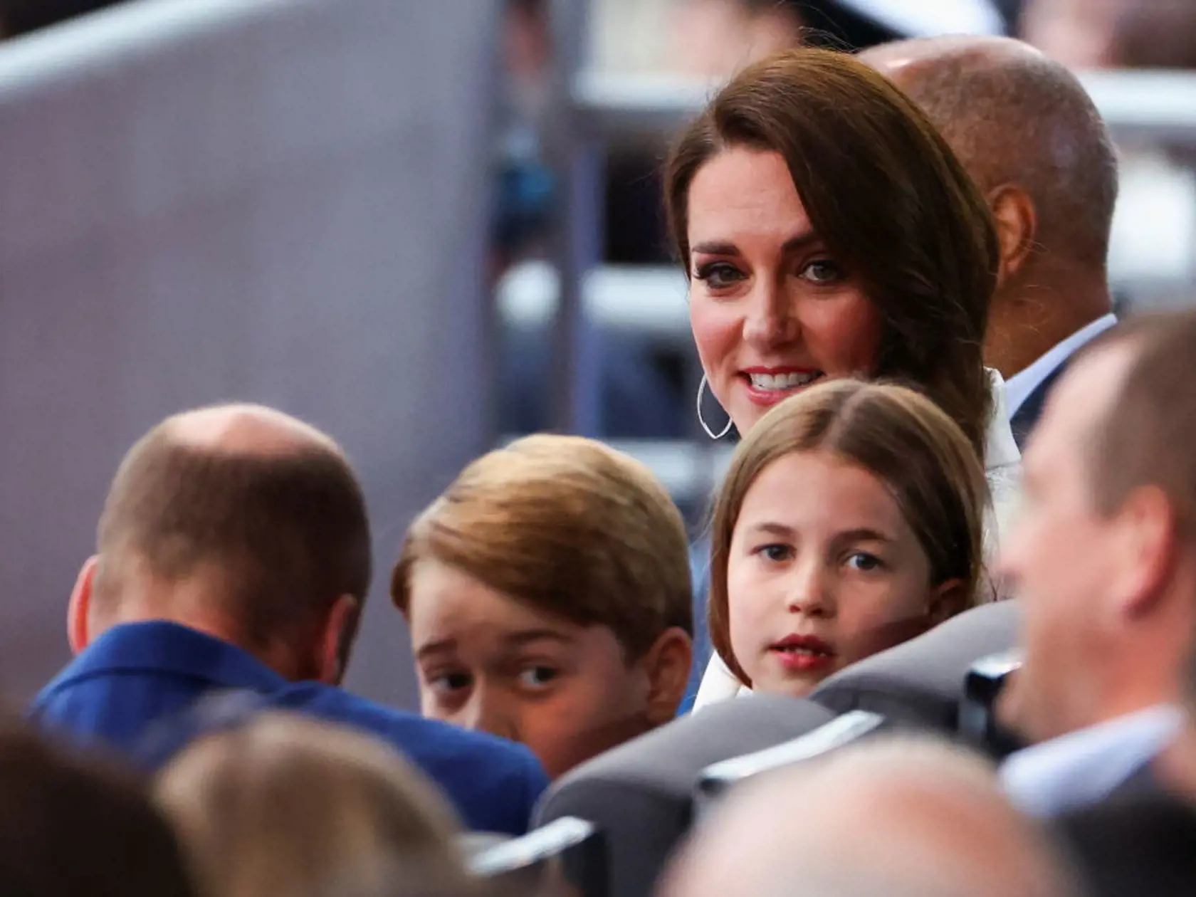 Princ William a Kate s dvomi staršími deťmi na sobotňajšom koncerte