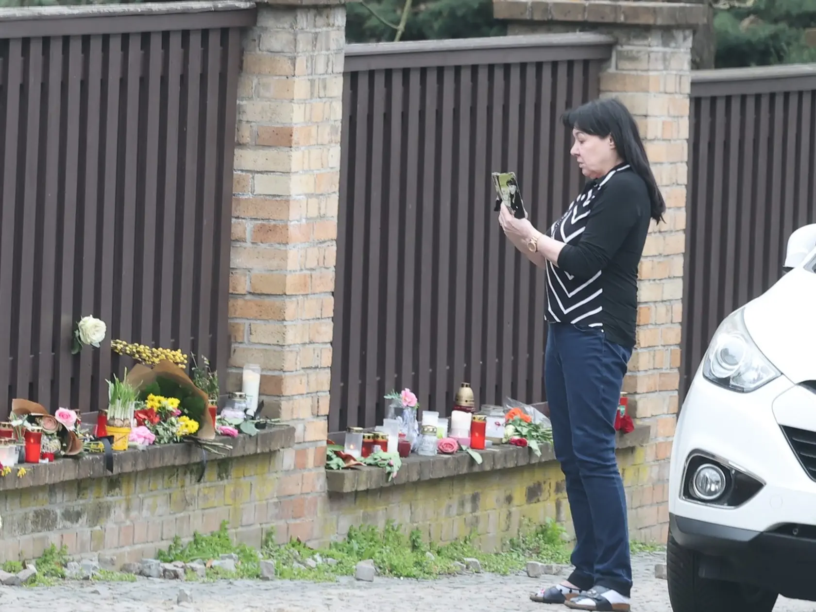 Pred domom manželov Dády a Felixa Slováčkovcov vytvorili ľudia pietne miesto na počesť ich zosnulej dcéry Aničky (†29).