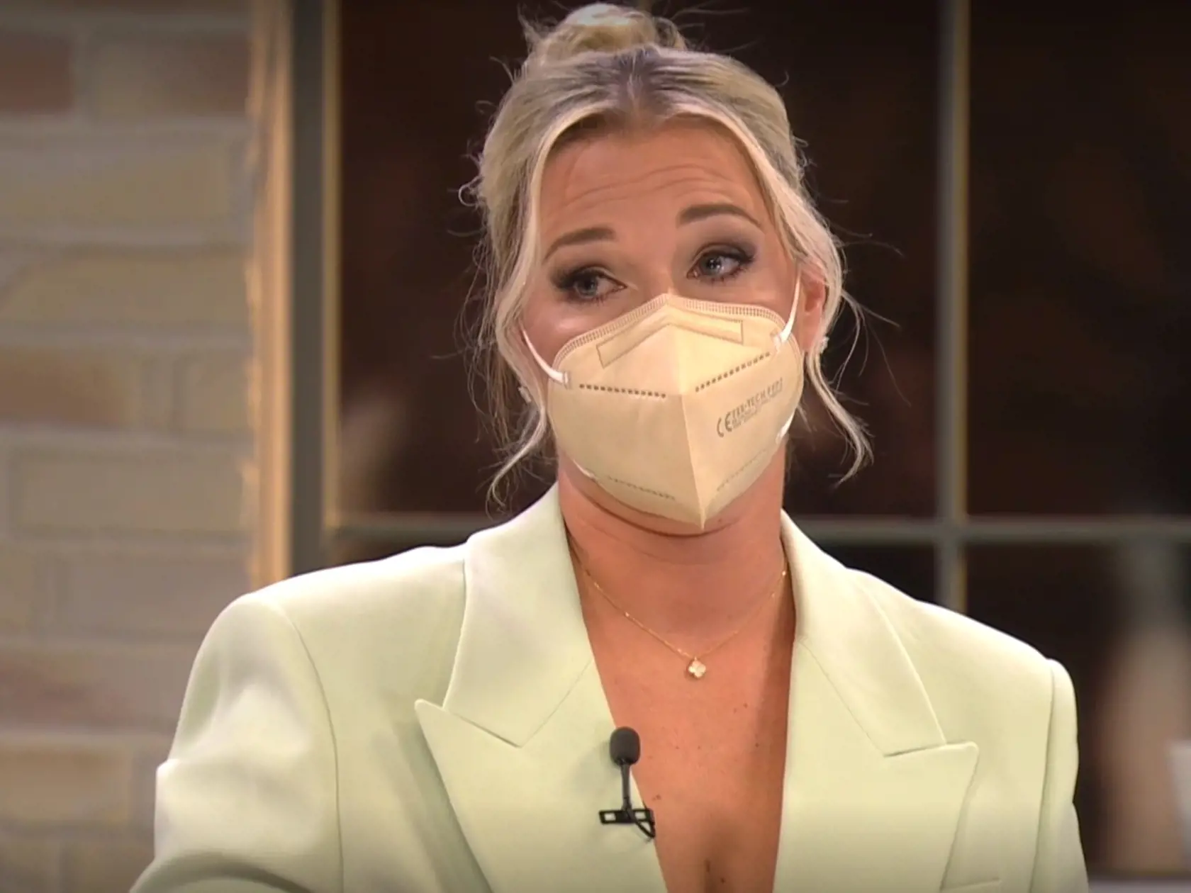 Cibulková sa v relácii predviedla vo svetlozelenom saku.